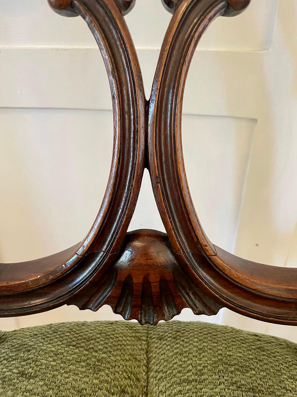 Antiker viktorianischer Satz von vier französischen geschnitzten Beistellstühlen aus Nussbaumholz von hoher Qualität im Angebot 10