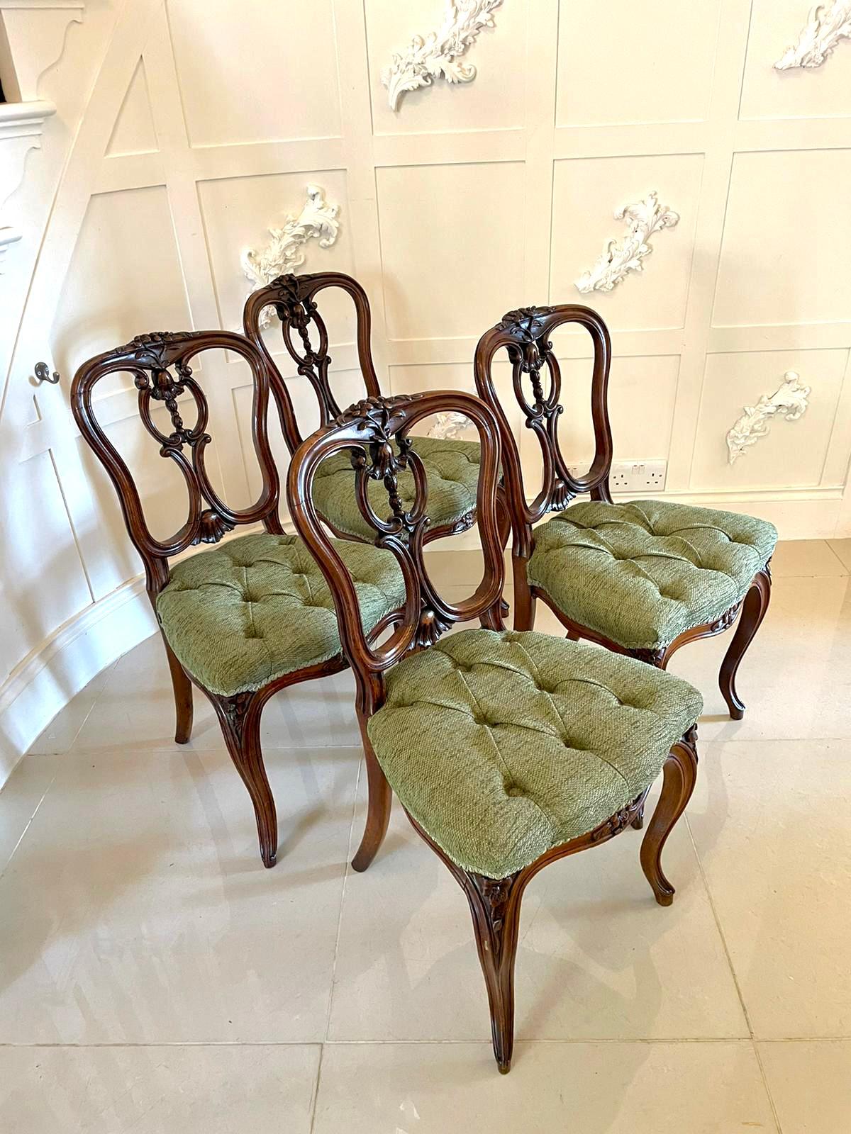Antiker viktorianischer Satz von vier französischen geschnitzten Beistellstühlen aus Nussbaumholz von hoher Qualität im Angebot 11