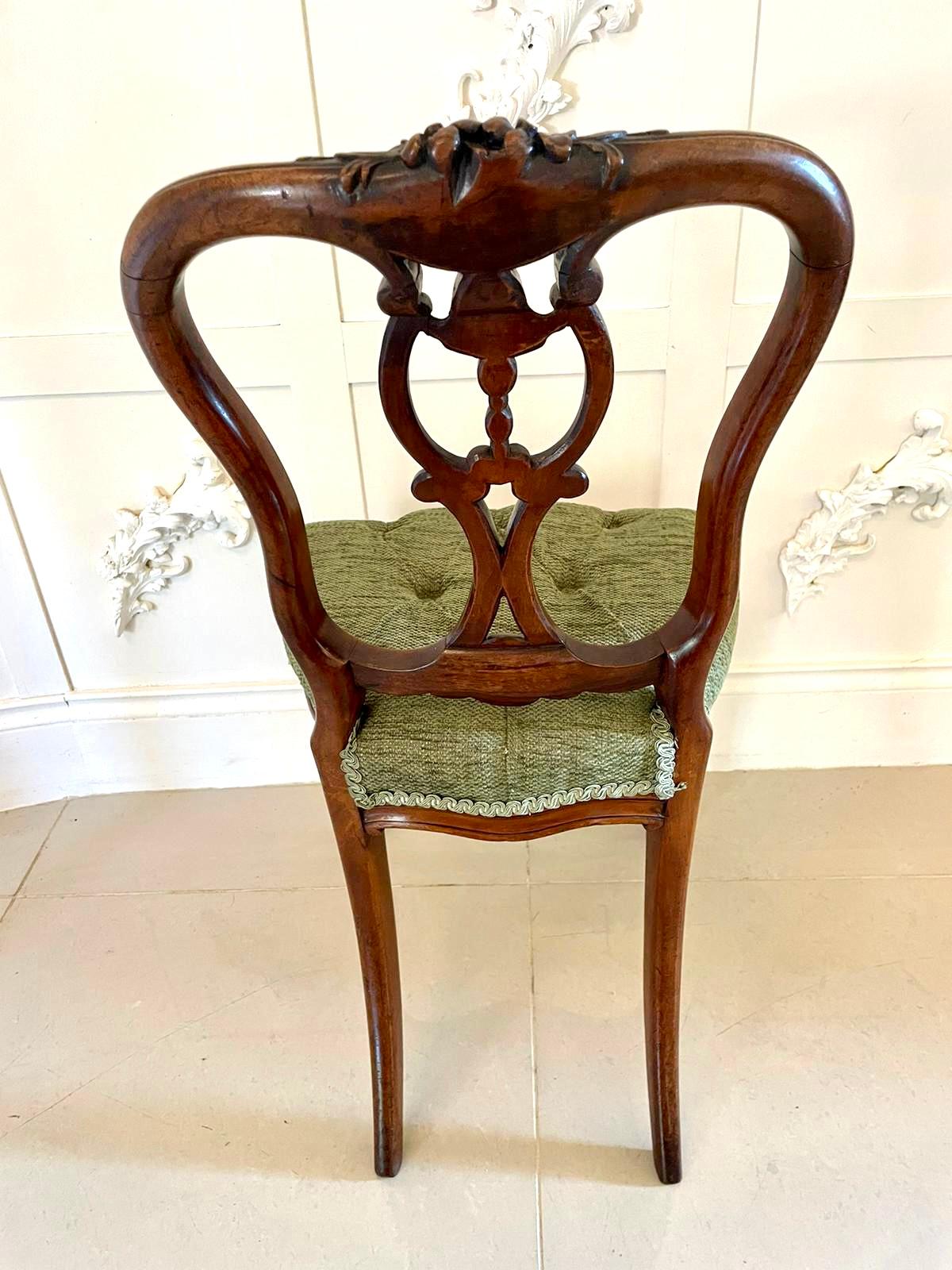 Antiker viktorianischer Satz von vier französischen geschnitzten Beistellstühlen aus Nussbaumholz von hoher Qualität (Walnuss) im Angebot