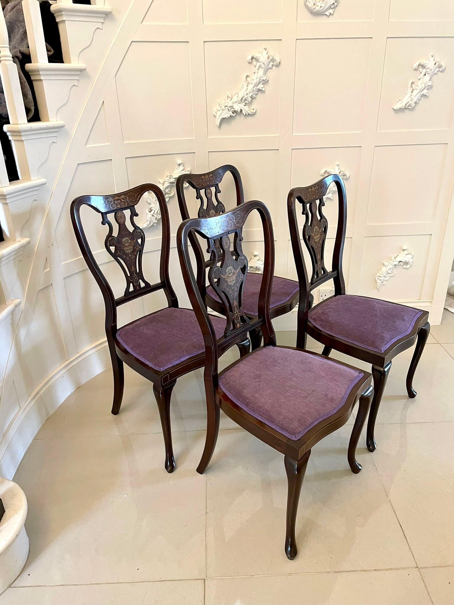 Victorien Ensemble de quatre chaises victoriennes anciennes de qualité supérieure en marqueterie incrustée en vente