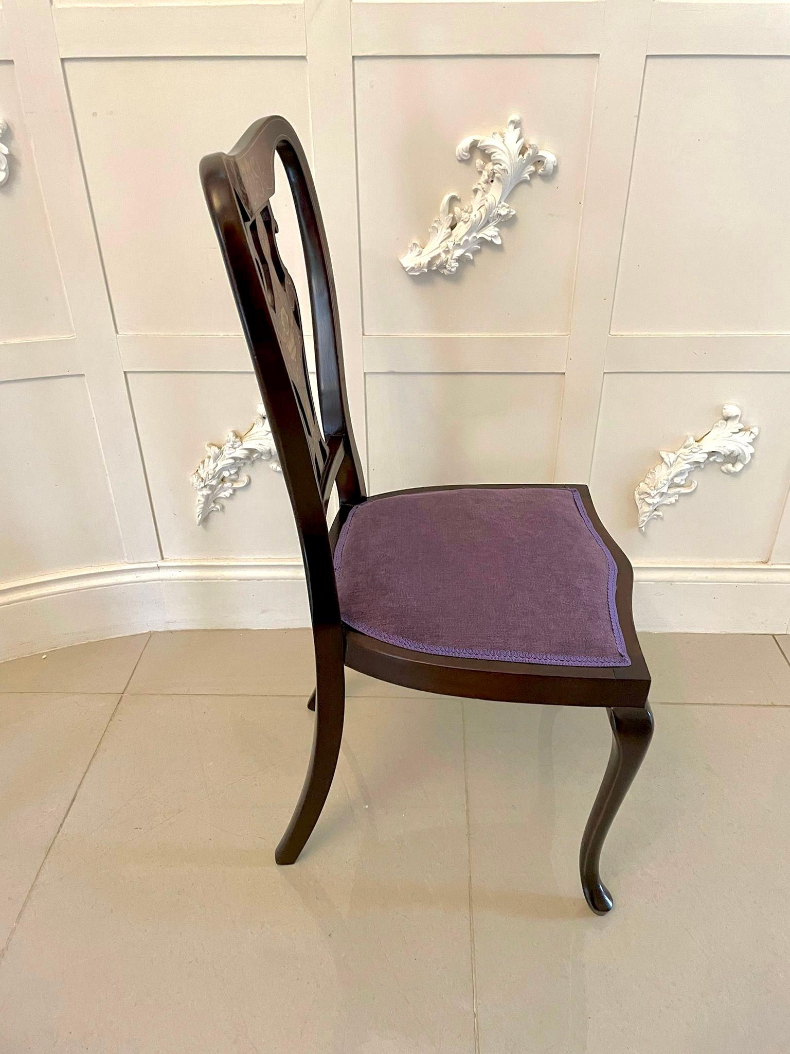 Fin du XIXe siècle Ensemble de quatre chaises victoriennes anciennes de qualité supérieure en marqueterie incrustée en vente