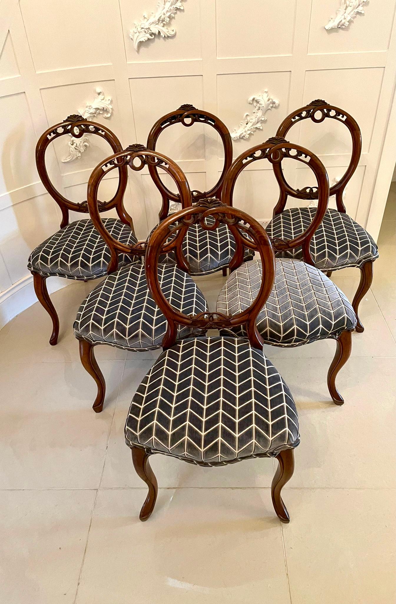 Fine quality antique Victorian set of six walnut dining chairs having a quality walnut carved pierced balloon back and newly reupholstered serpentine shaped seats in a quality fabric. They stand on elegant shaped cabriole legs to the front out swept