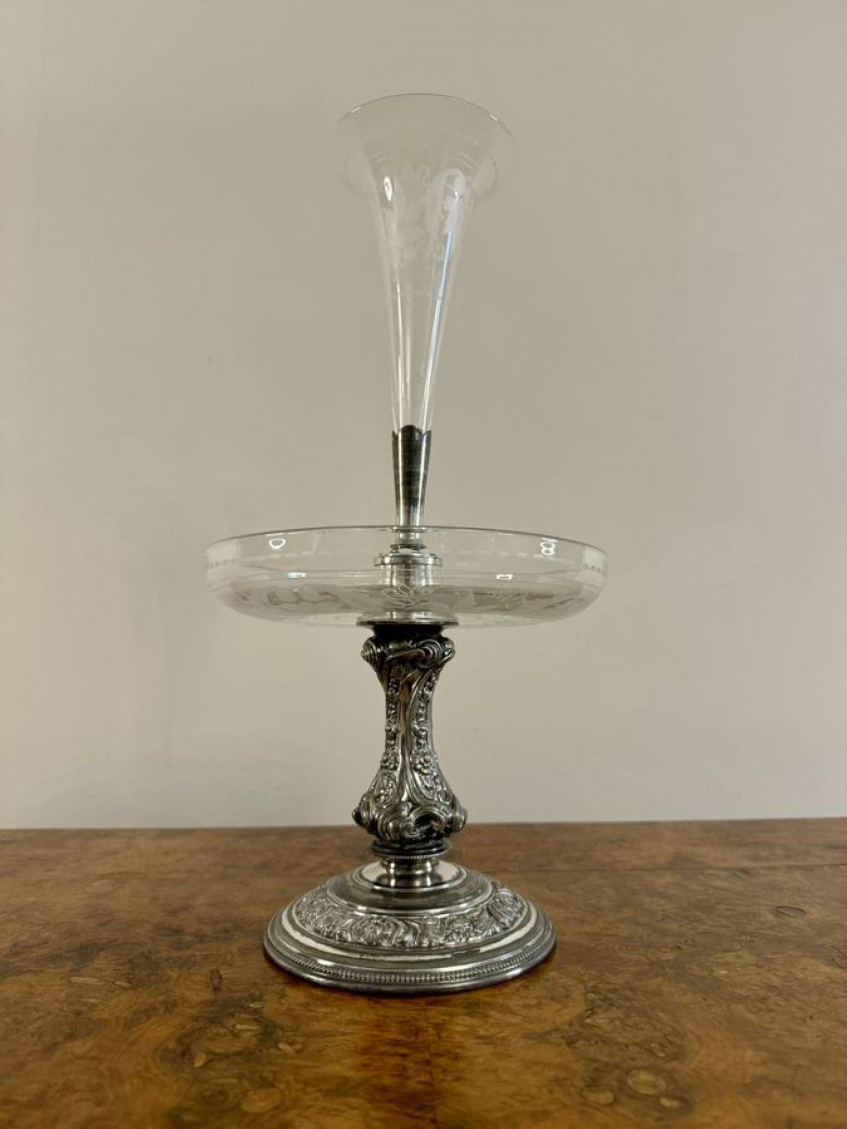Feine Qualität antiken viktorianischen versilbert und geätztem Glas épergne von Walker & Hall, mit einem Sonnen Qualität verziert versilbert stehen mit einem geätzten Glas Schale und geätzten Glas Trompete Vase auf der Oberseite. 
Auf der Unterseite