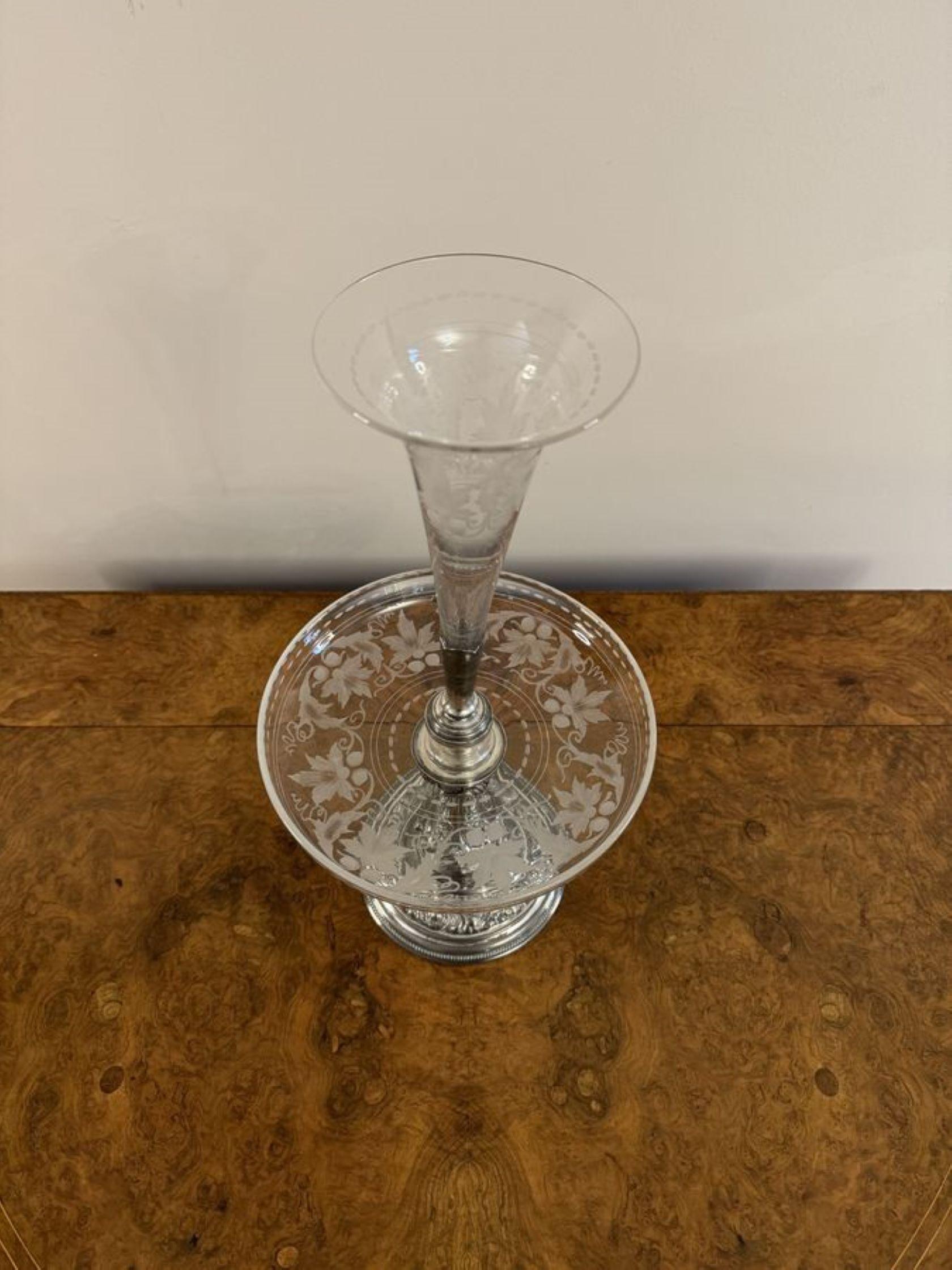 Antike viktorianische Epergne aus versilbertem und geätztem Glas in hoher Qualität von Walker (19. Jahrhundert) im Angebot