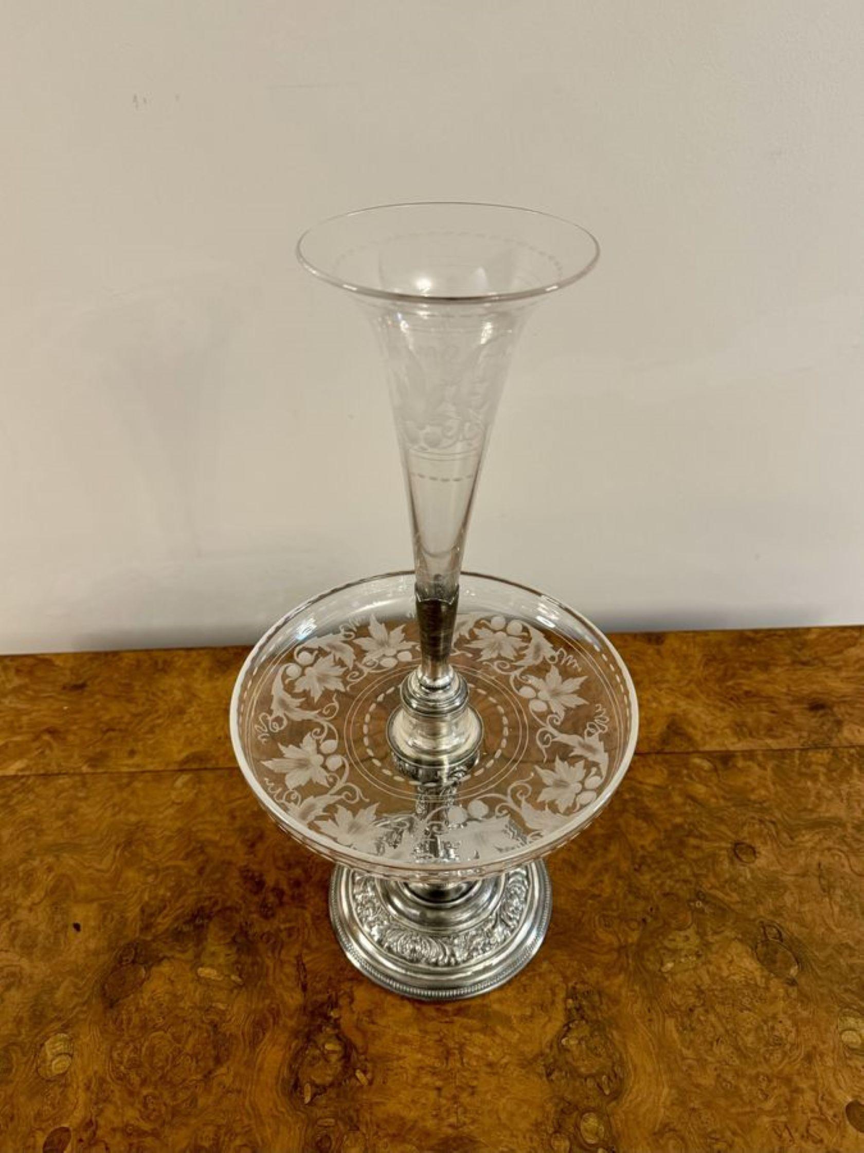 Antike viktorianische Epergne aus versilbertem und geätztem Glas in hoher Qualität von Walker im Angebot 1