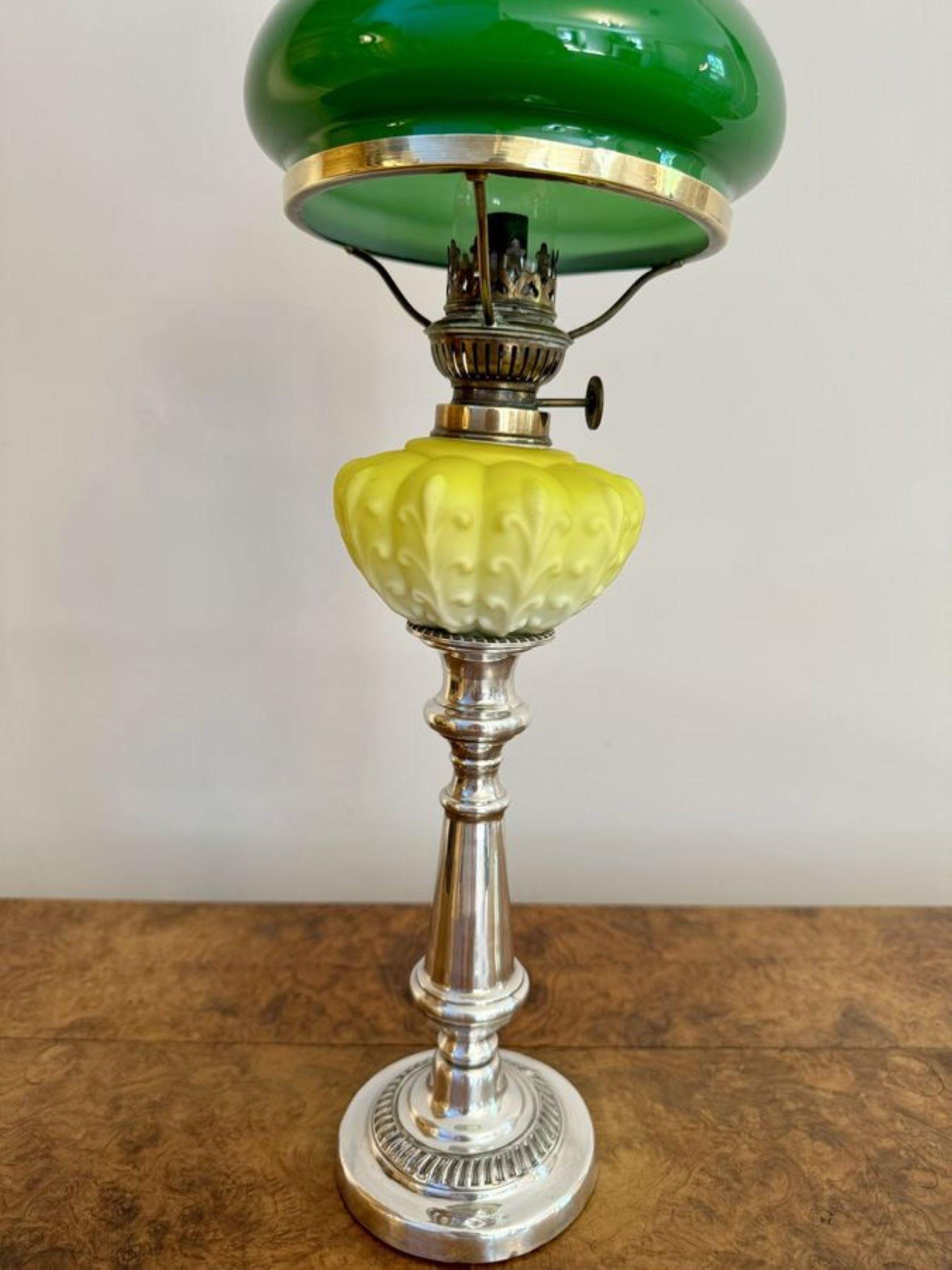Fine quality antique Victorian silver plated and satin glass peg oil lamp, having a quality silver plated base with the original yellow coloured satin glass font, a single burner, a glass chimney and green glass shade.

D. 1860