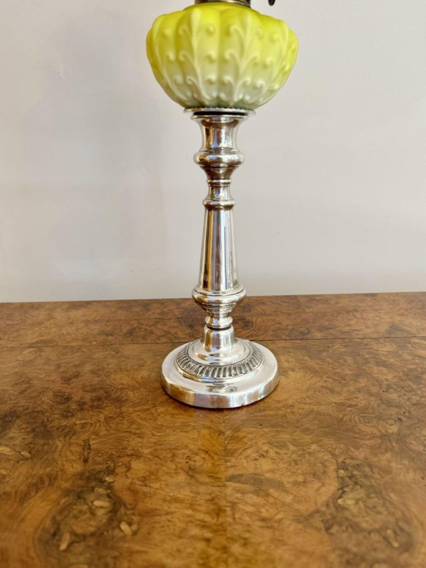 Fine quality antique Victorian silver plated and satin glass peg oil lamp In Good Condition For Sale In Ipswich, GB