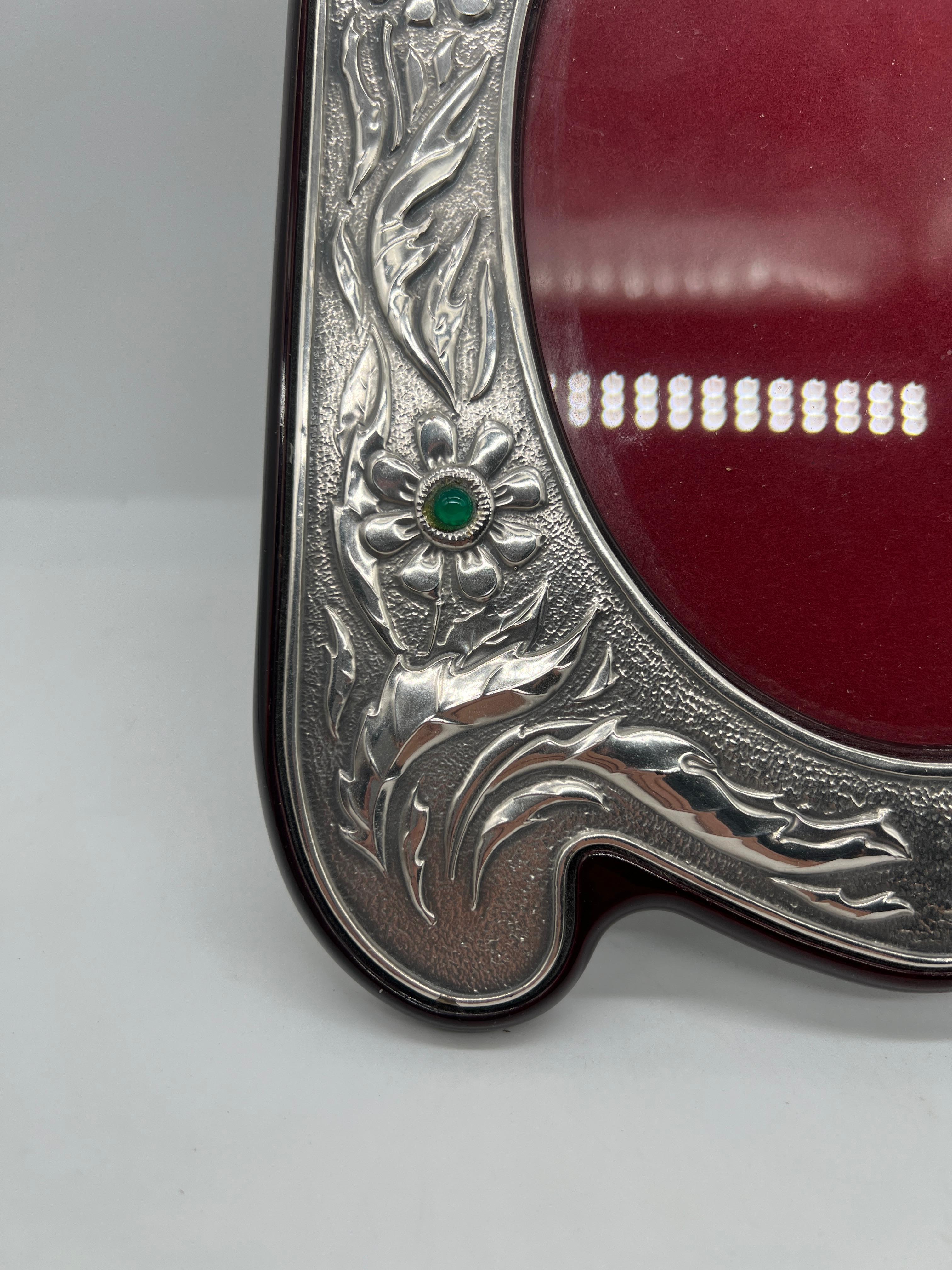 Este exquisito marco de plata de ley Arin ejemplifica maravillosamente el estilo Art Nouveau, caracterizado por sus formas orgánicas y sus intrincados diseños. Adornado con un impresionante motivo de margaritas, el marco muestra la delicada