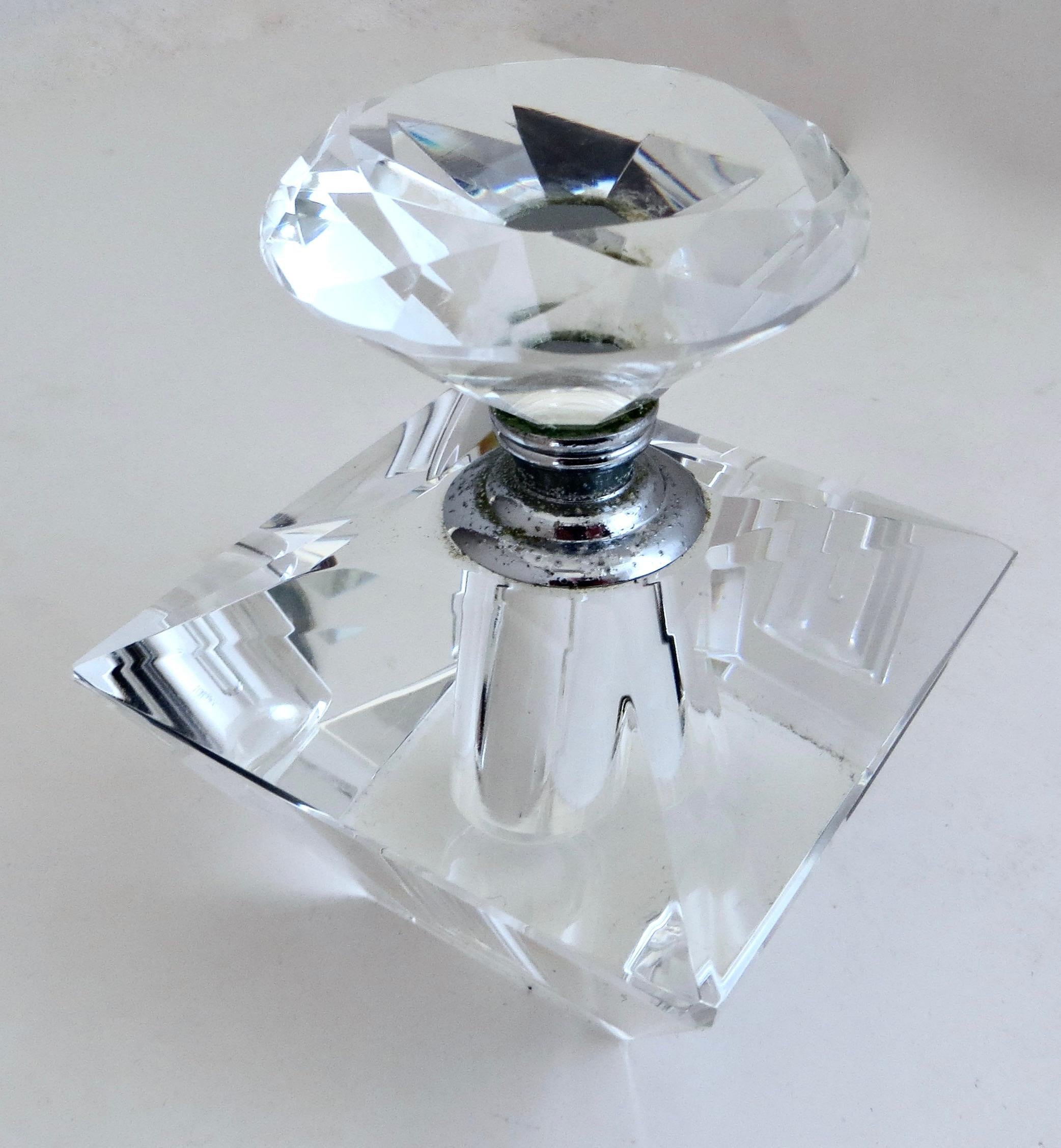 Fait main Flacon de parfum en verre taillé de qualité Art déco probablement français, vers 1935 en vente