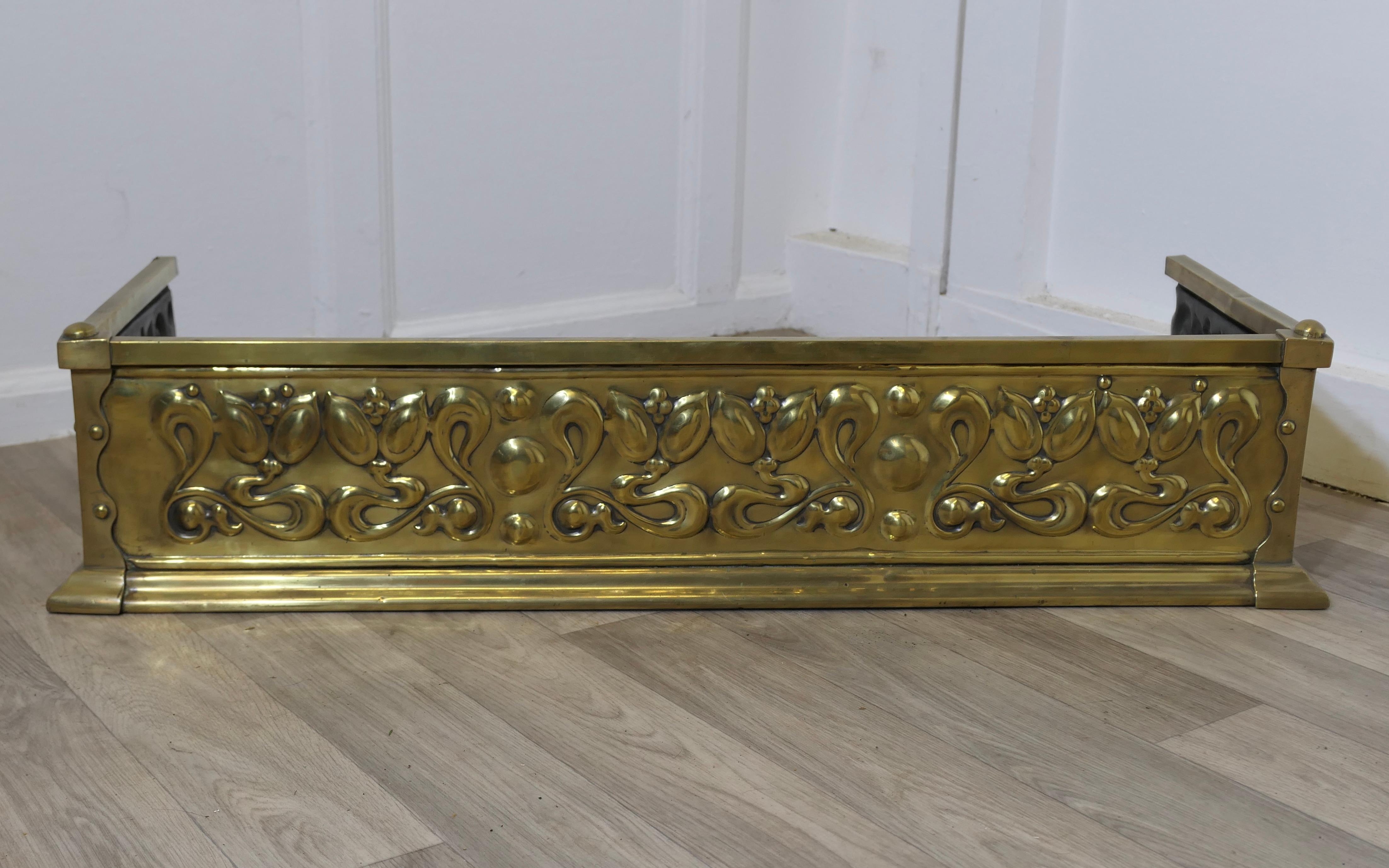 Parafango in ottone Art Nouveau di alta qualità 

Si tratta di un parafango in ottone dal design accattivante, con una forma rettangolare robusta e un design in rilievo in stile Art Nouveau.
La Fender è di ottima qualità, è in buone condizioni, è