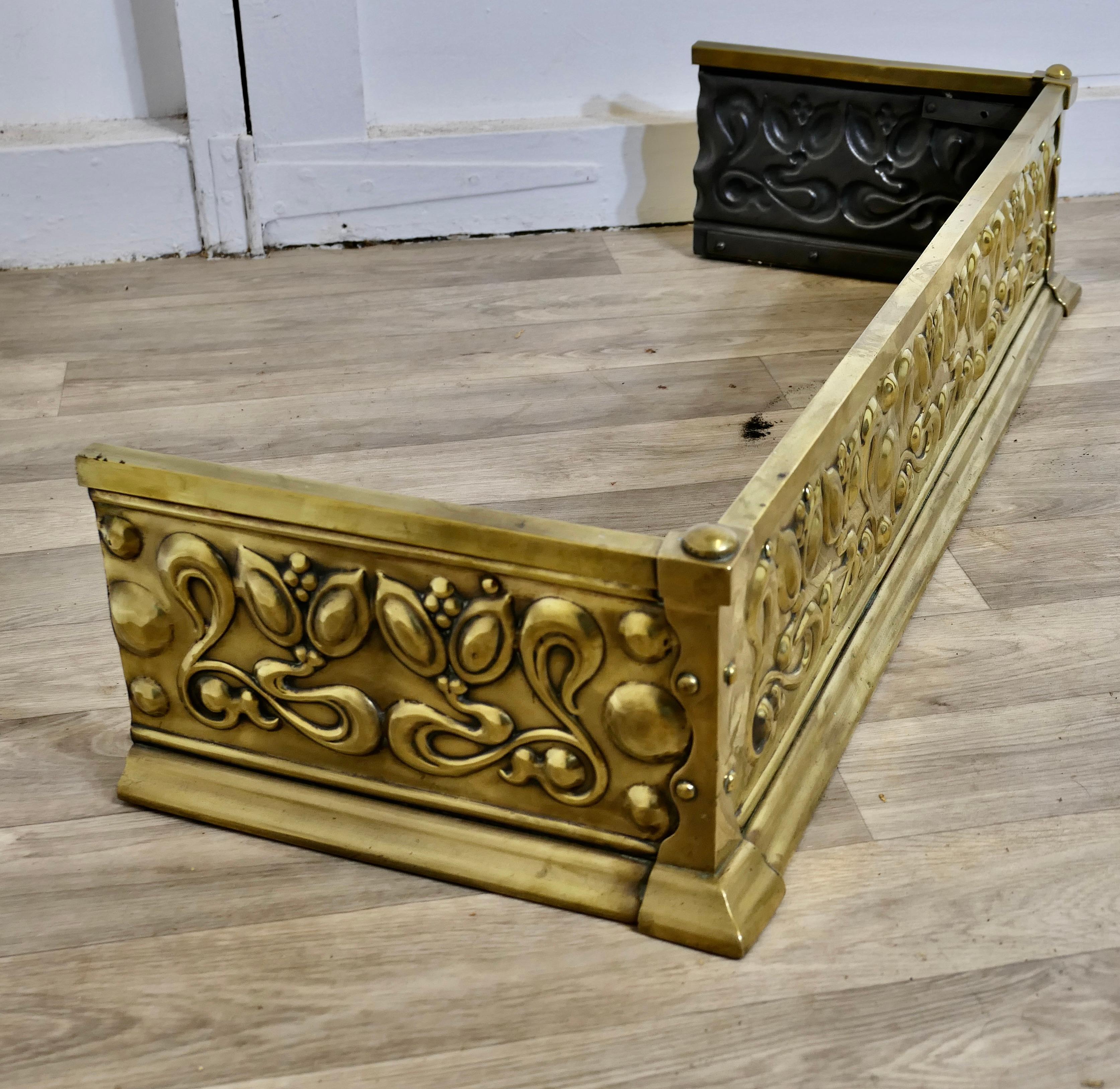 Ottone Parafango in ottone Art Nouveau di alta qualità   Si tratta di una Fender dal design splendido in vendita
