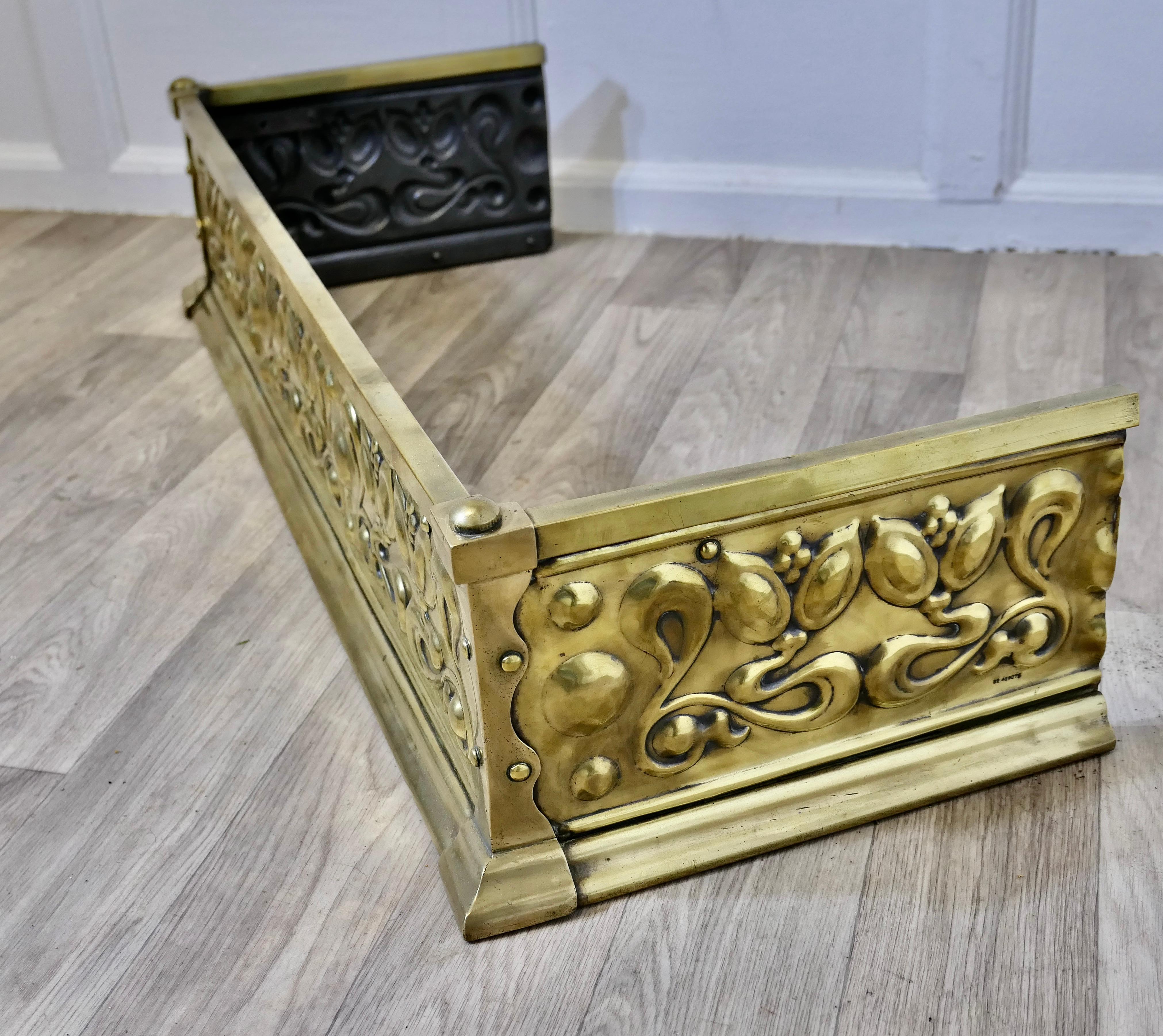 Parafango in ottone Art Nouveau di alta qualità   Si tratta di una Fender dal design splendido in vendita 1