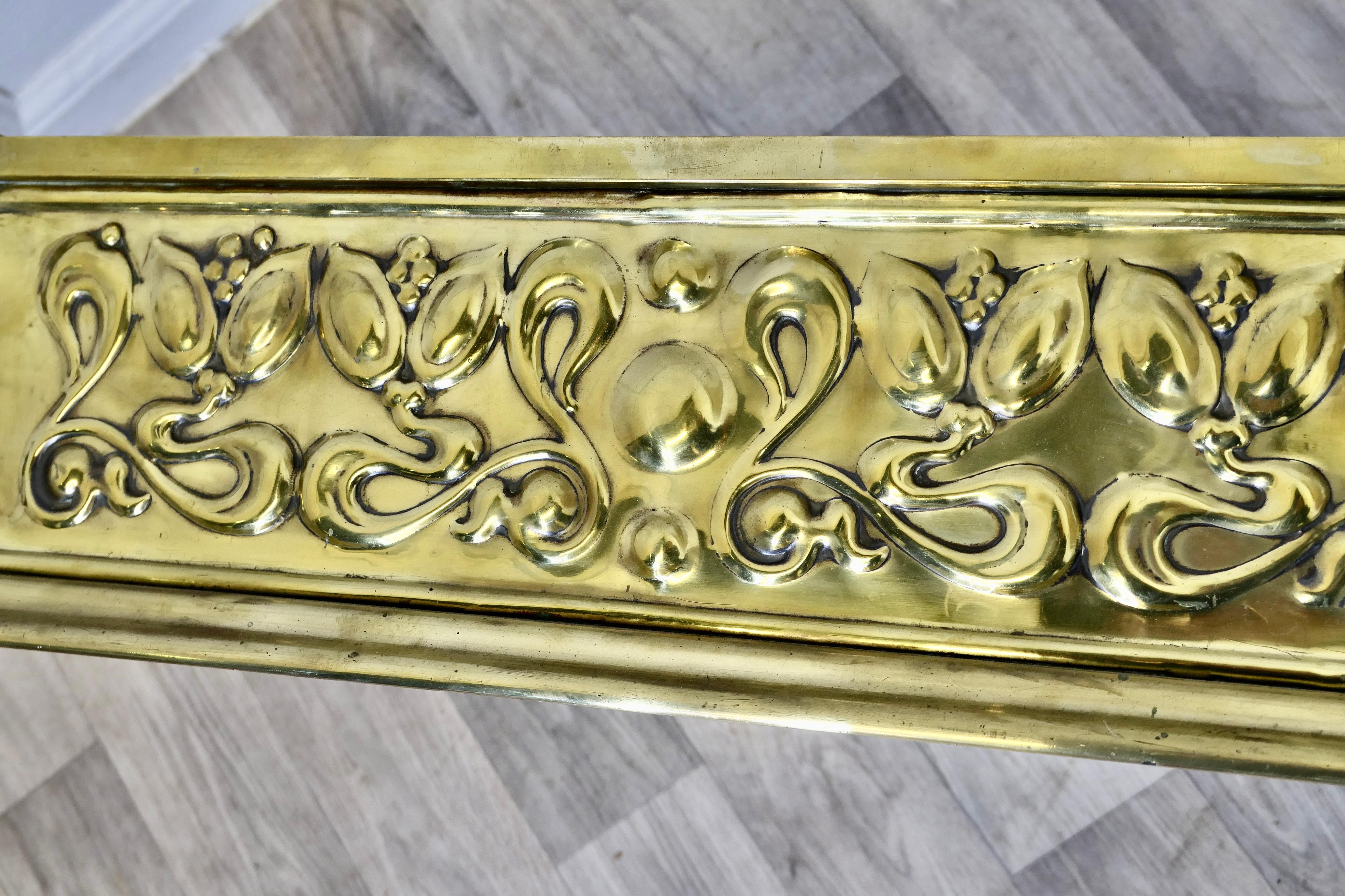 Parafango in ottone Art Nouveau di alta qualità   Si tratta di una Fender dal design splendido in vendita 2