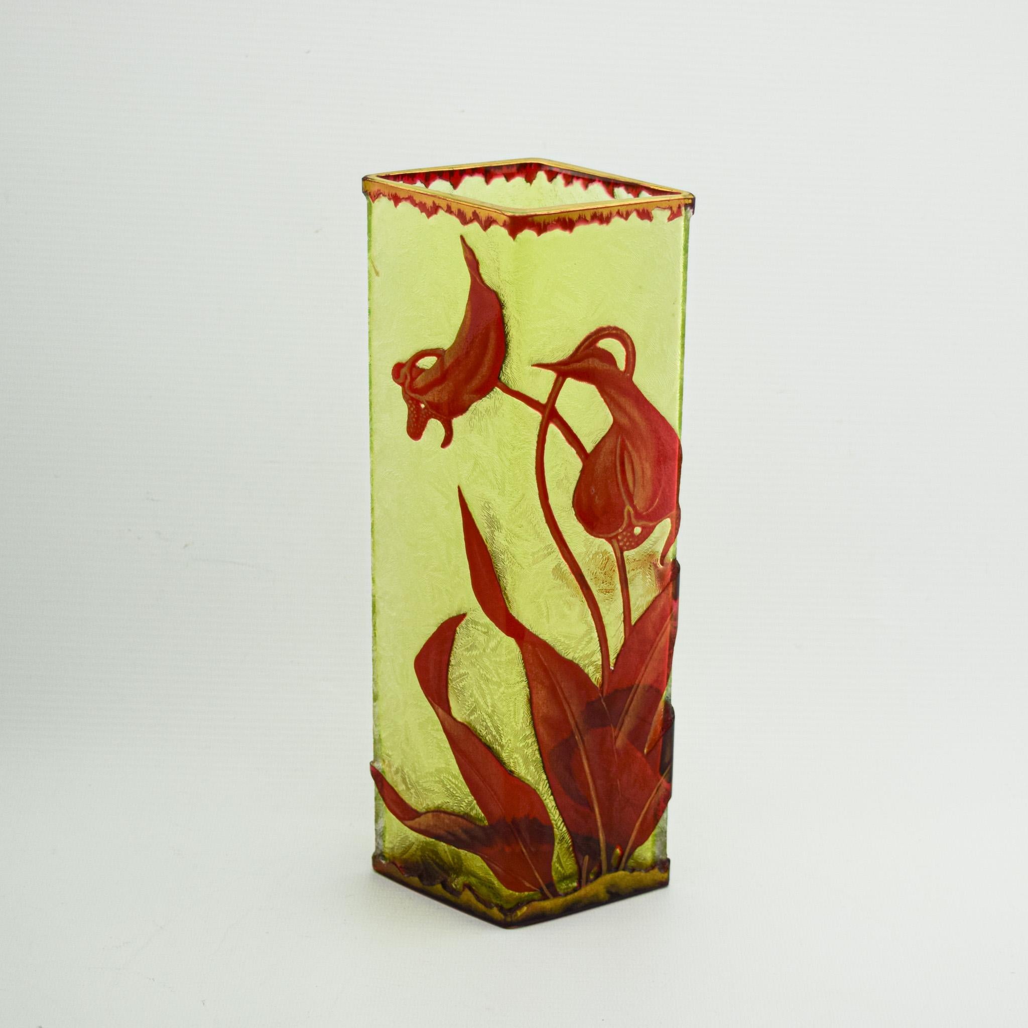 Vaso Baccarat di qualità eccellente, decorato con una pianta fiorita. Il retro è a forma di diamante e profondamente tagliato, il fondo è color limone chiaro e presenta un disegno di foglie.
Le condizioni sono ottime e non presentano danni. La