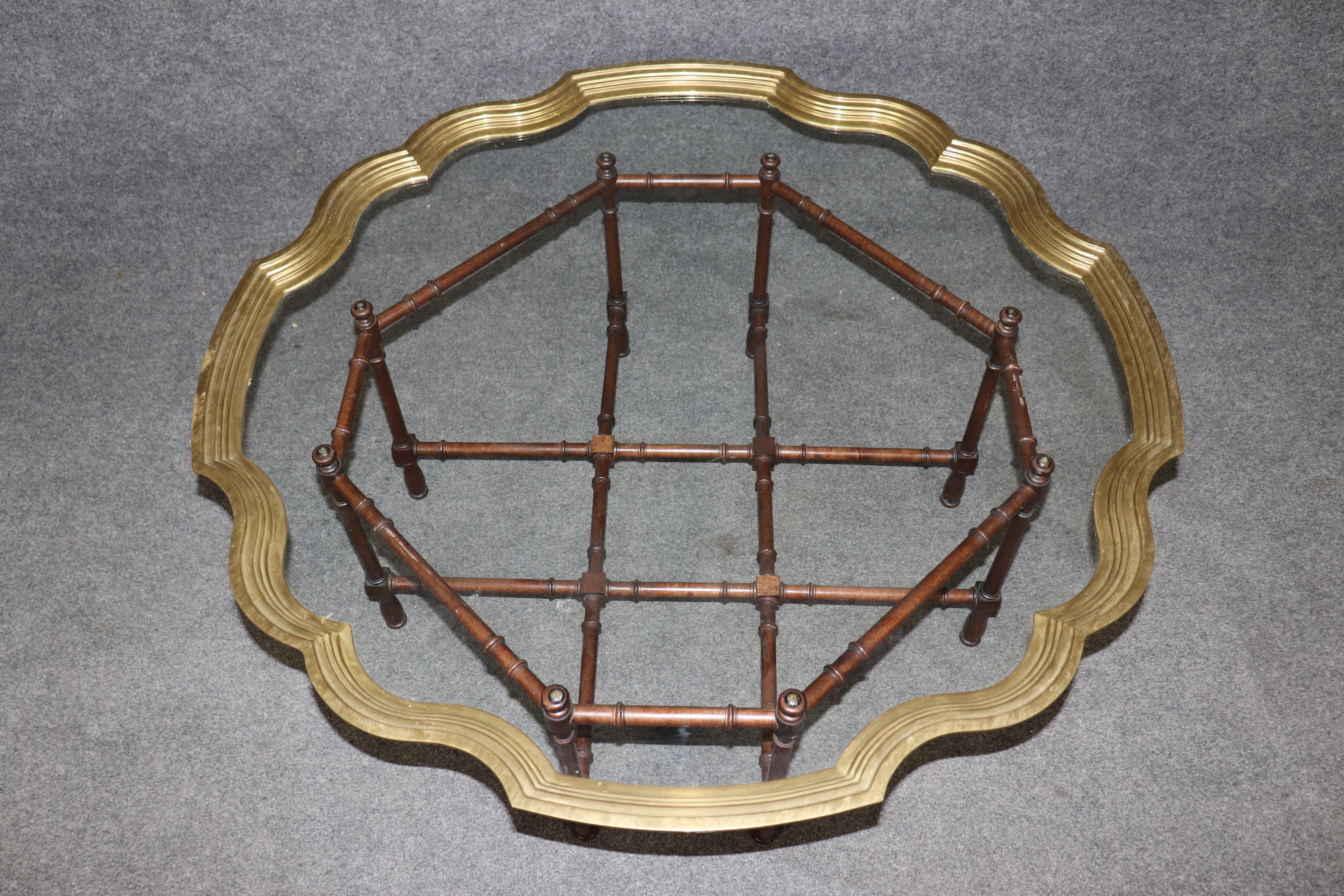Chinese Chippendale Fine Quality Baker Furniture Brass Tray Top Faux Bamboo Coffee Table For Sale
