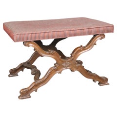 Banco de madera de nogal tallada en forma de X de la Regencia francesa de gran calidad de Baker Furniture