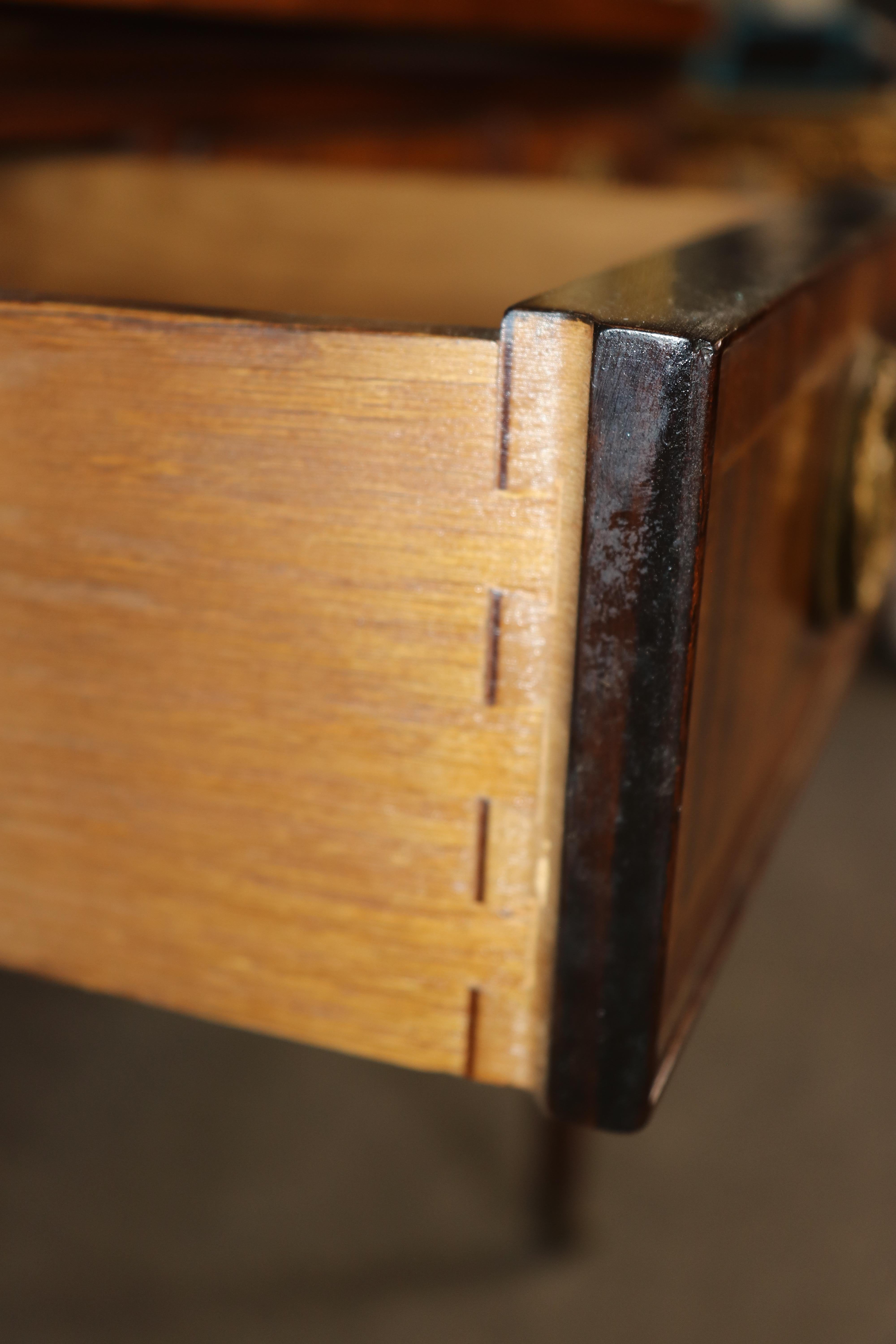 Fine Quality Baker Furniture Satinwood Inlaid Sheraton Mahogany Sideboard Buffet For Sale 4