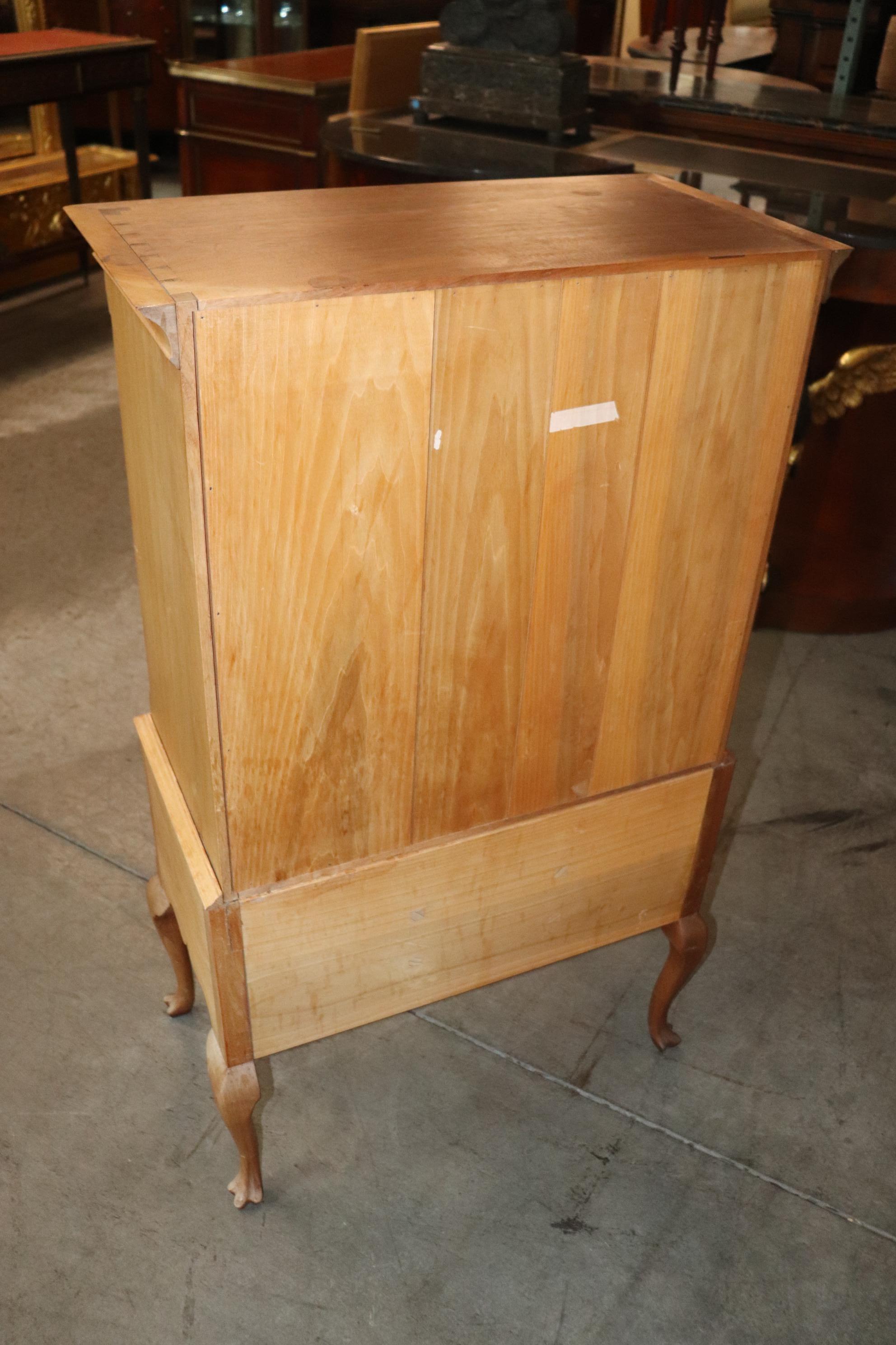 Commode géorgienne à pied trifide en noyer vendu, de belle qualité, fabriquée à l'établi en vente 10