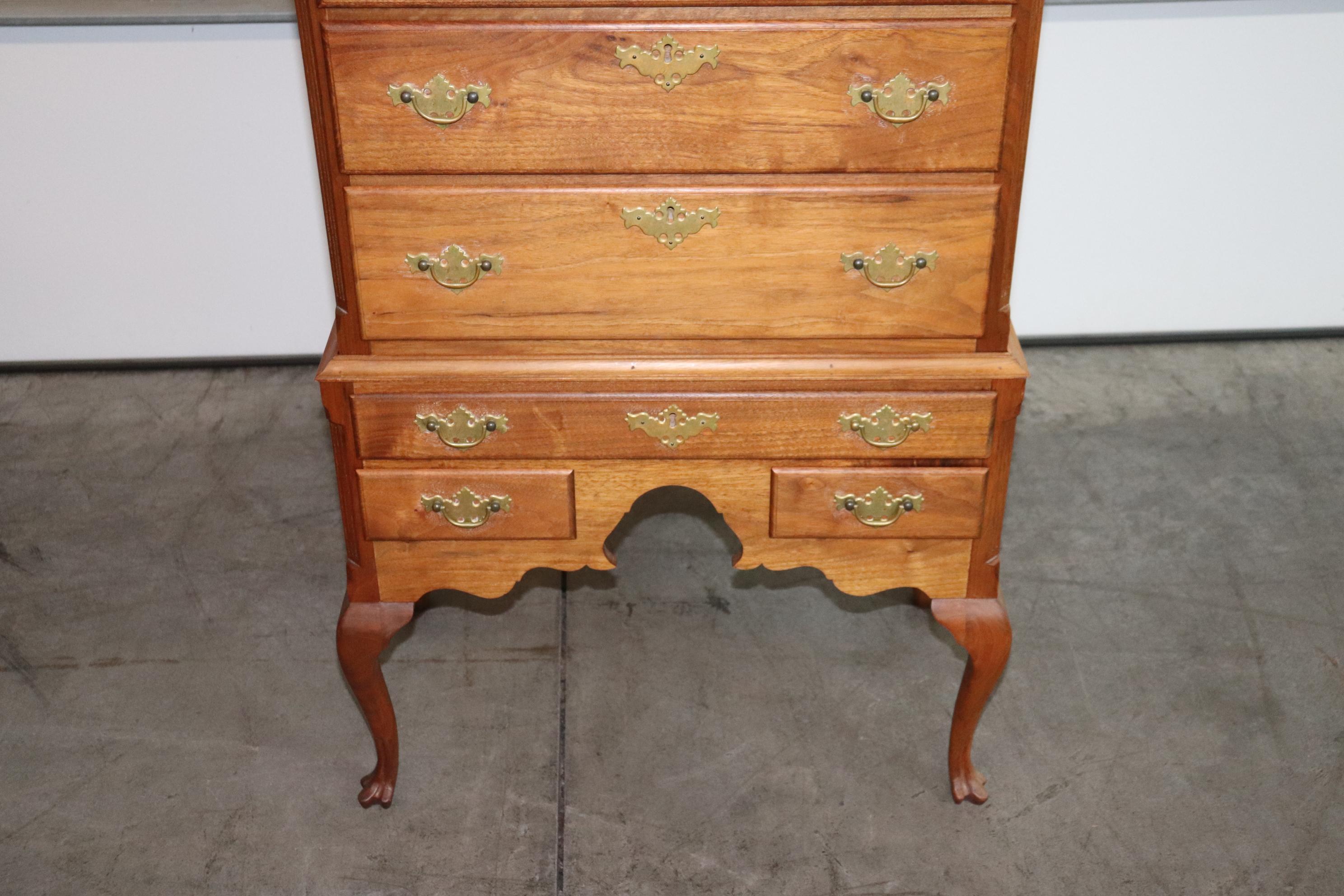 Fine Quality Bench-Made Sold Walnut Trifid Foot Georgian Dresser In Good Condition For Sale In Swedesboro, NJ