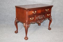 Buffet en acajou flammé Bernhardt de qualité supérieure pour commode basse Chippendale