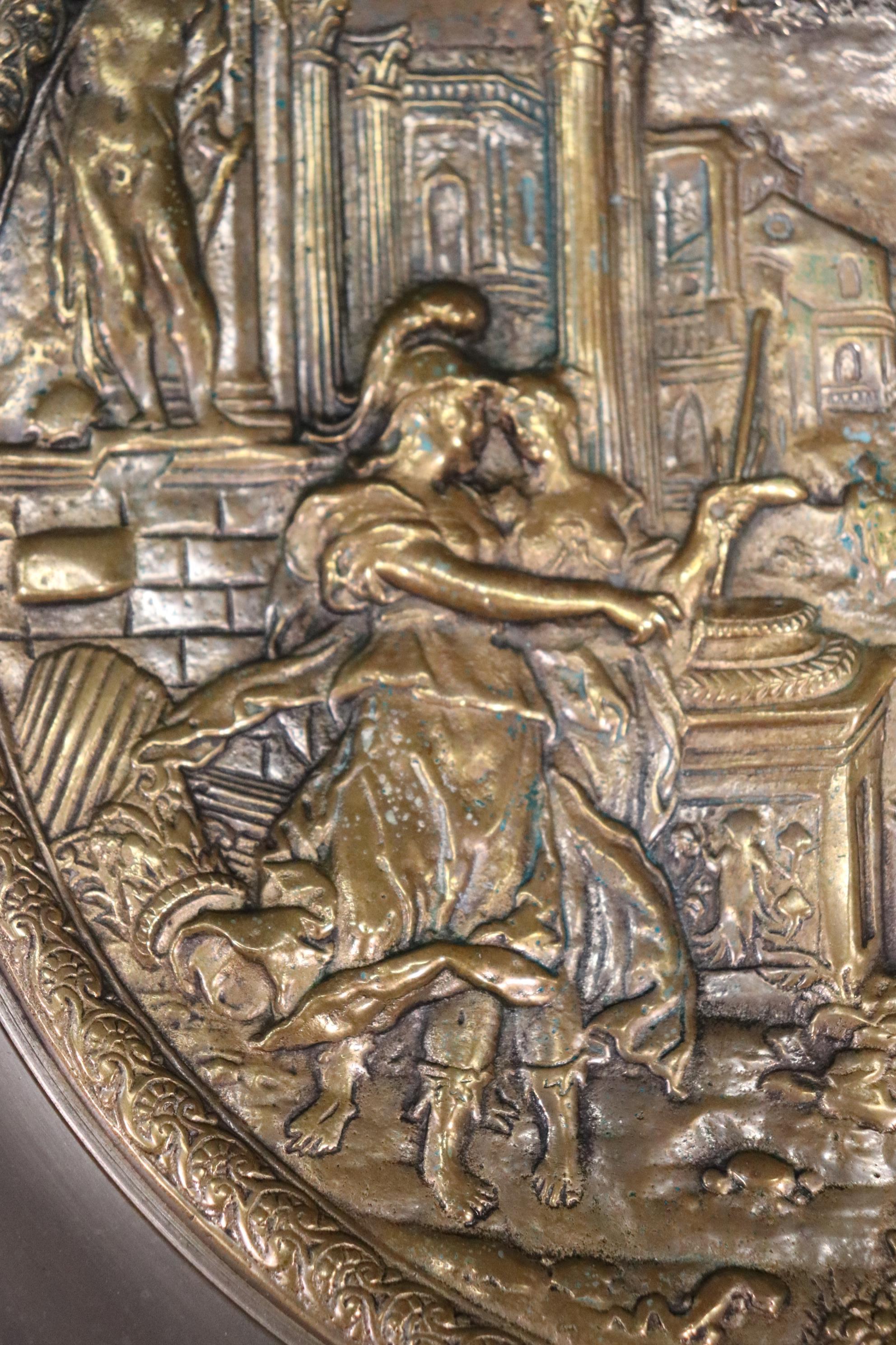 Antiker figuraler Repousse-Kartentisch aus Messing und Bronze von hoher Qualität im Angebot 5
