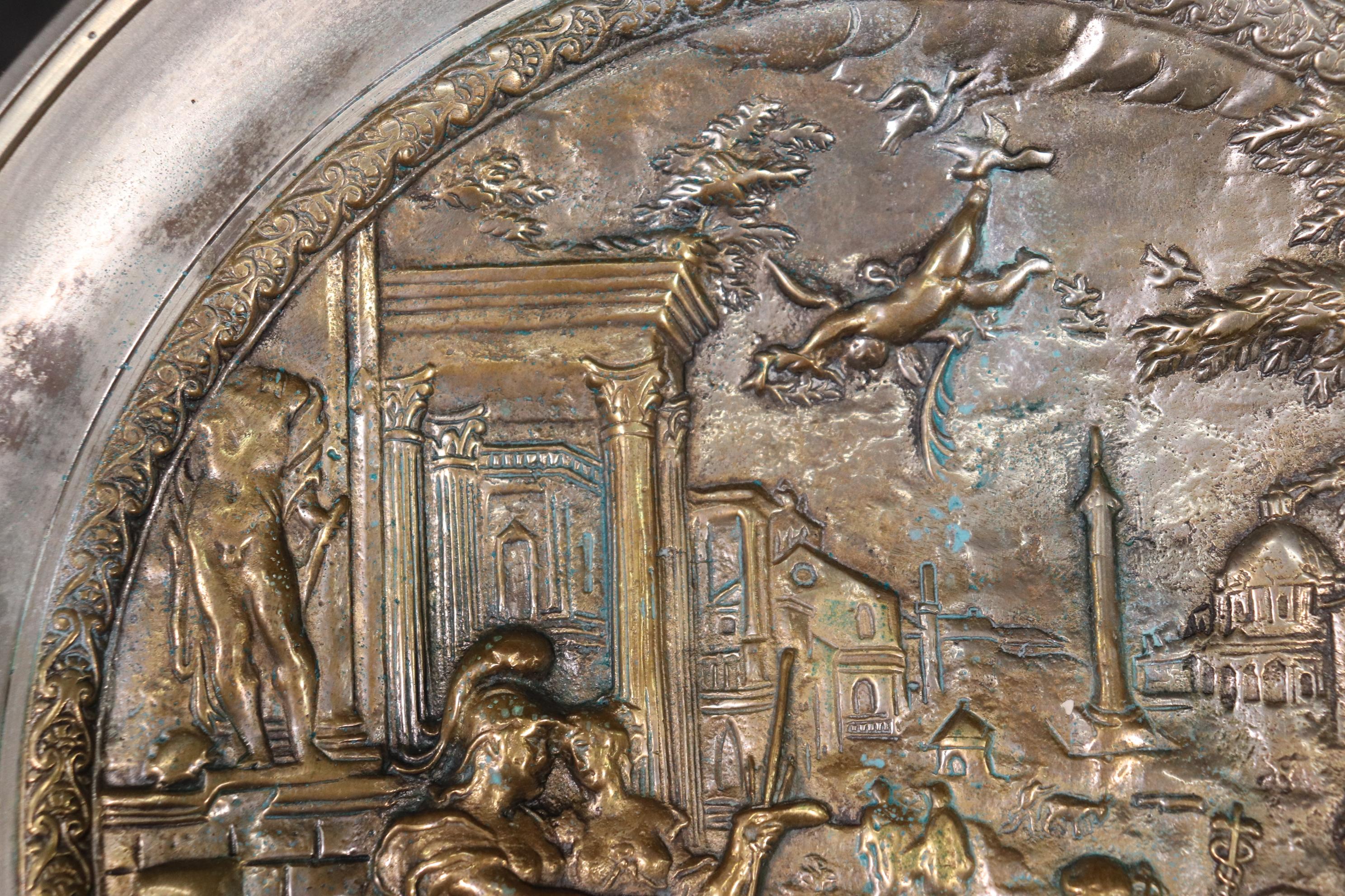 Table à cartes de visite de qualité en laiton et bronze antiques à figures repoussées en vente 3