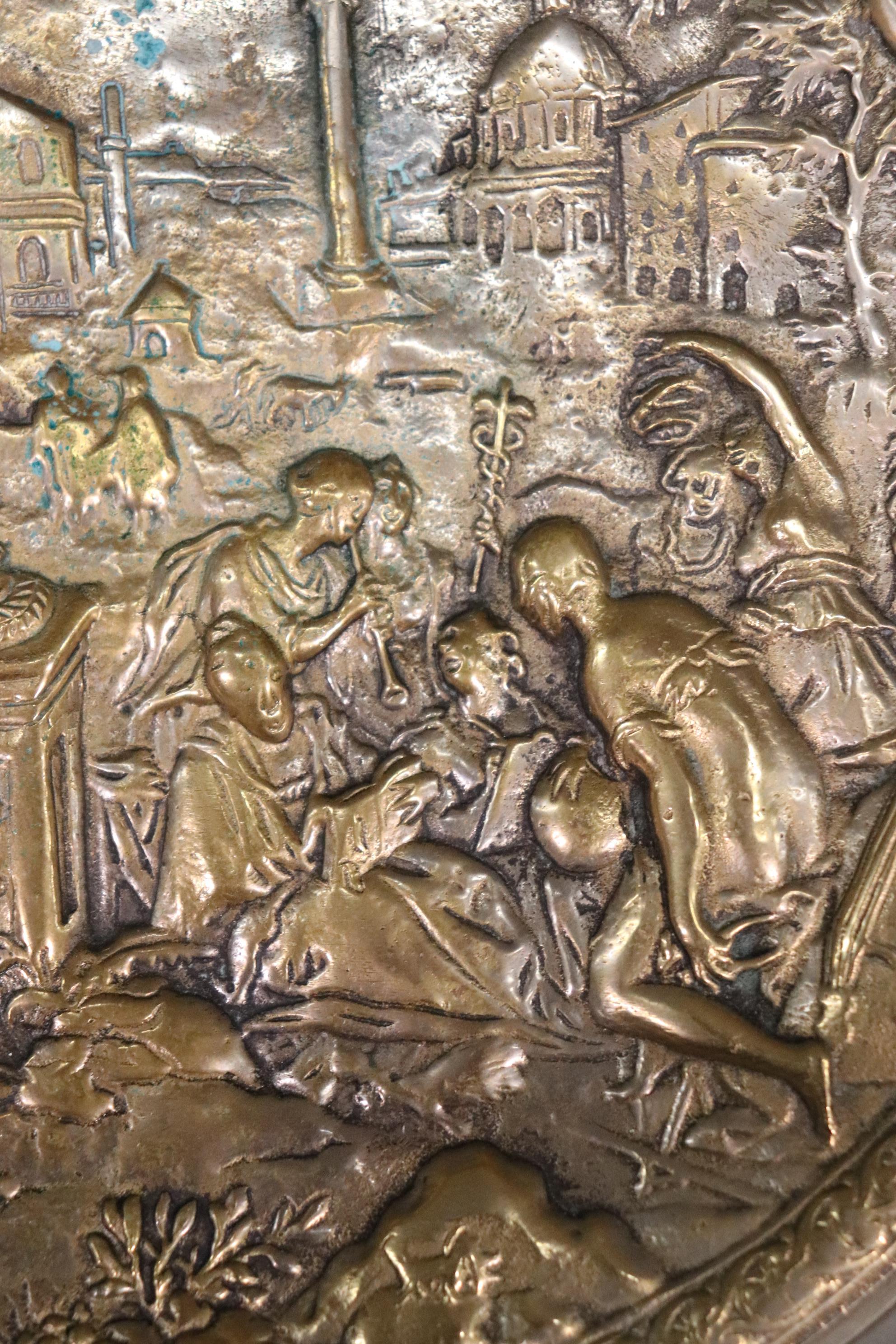 Antiker figuraler Repousse-Kartentisch aus Messing und Bronze von hoher Qualität im Angebot 6