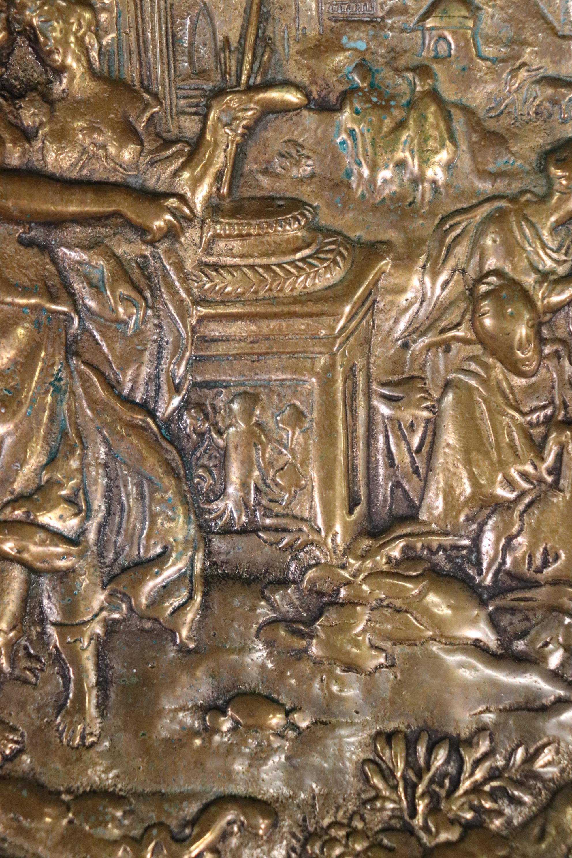 Antiker figuraler Repousse-Kartentisch aus Messing und Bronze von hoher Qualität im Angebot 7