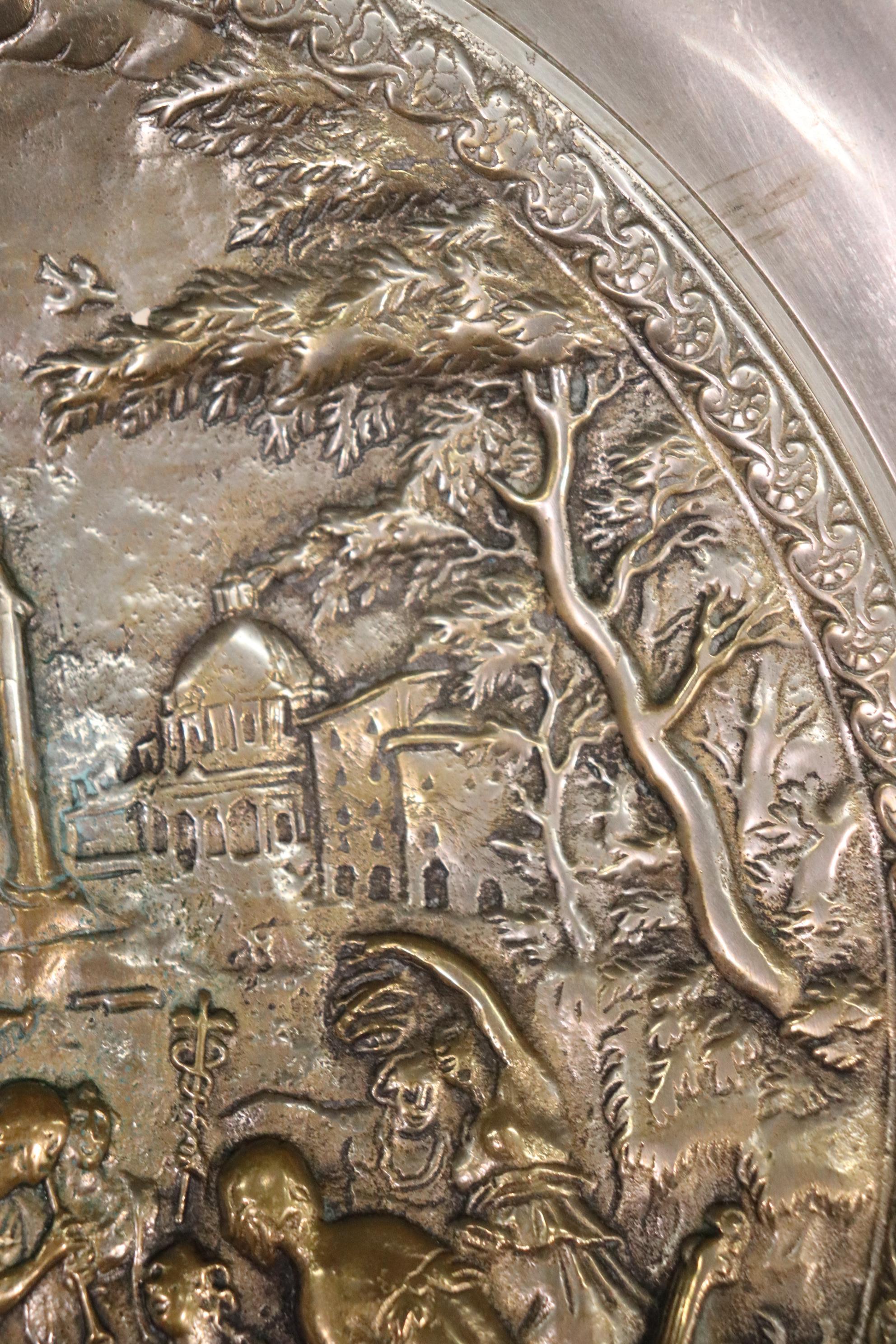 Antiker figuraler Repousse-Kartentisch aus Messing und Bronze von hoher Qualität im Angebot 8