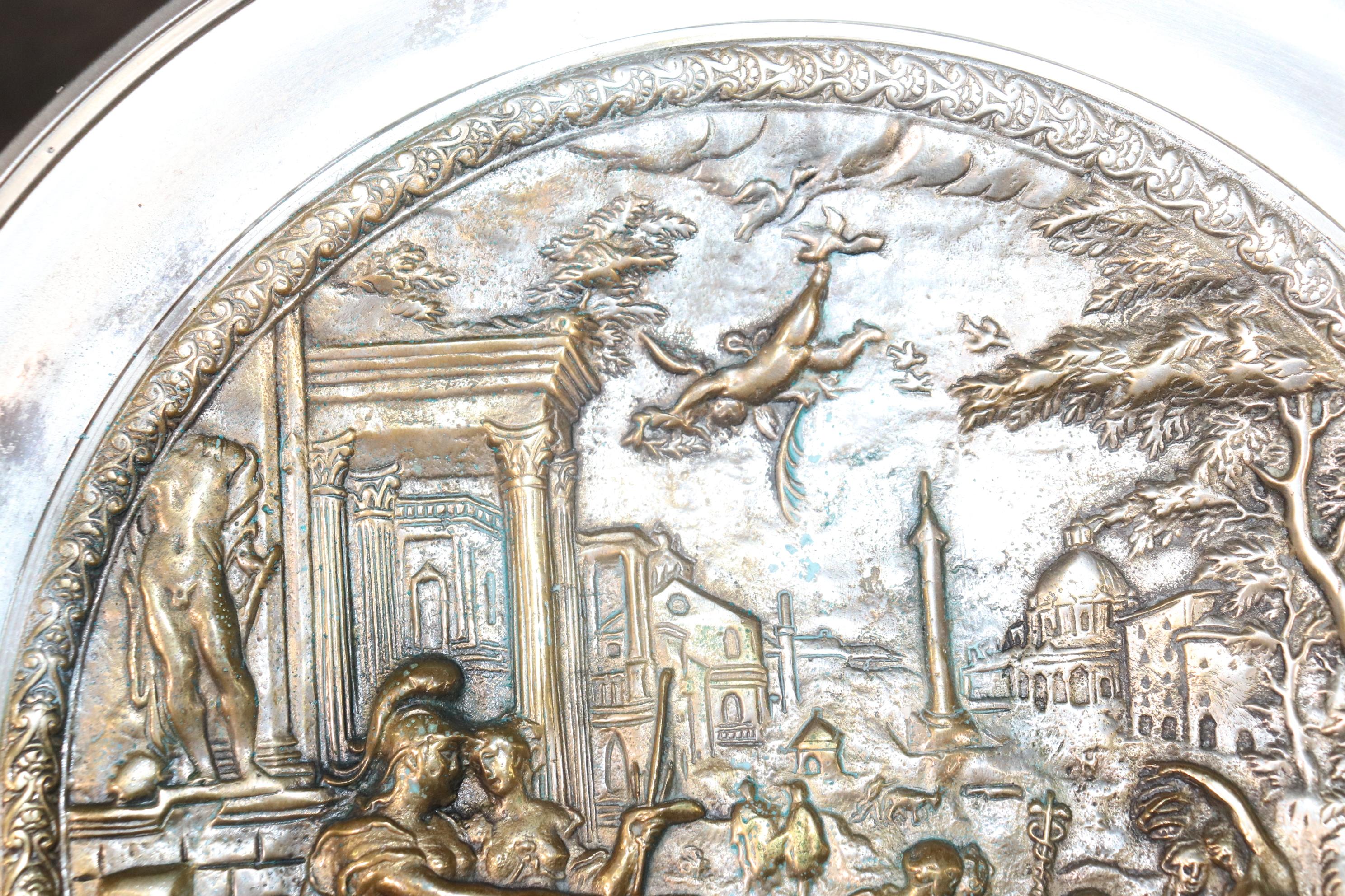 Table à cartes de visite de qualité en laiton et bronze antiques à figures repoussées en vente 6
