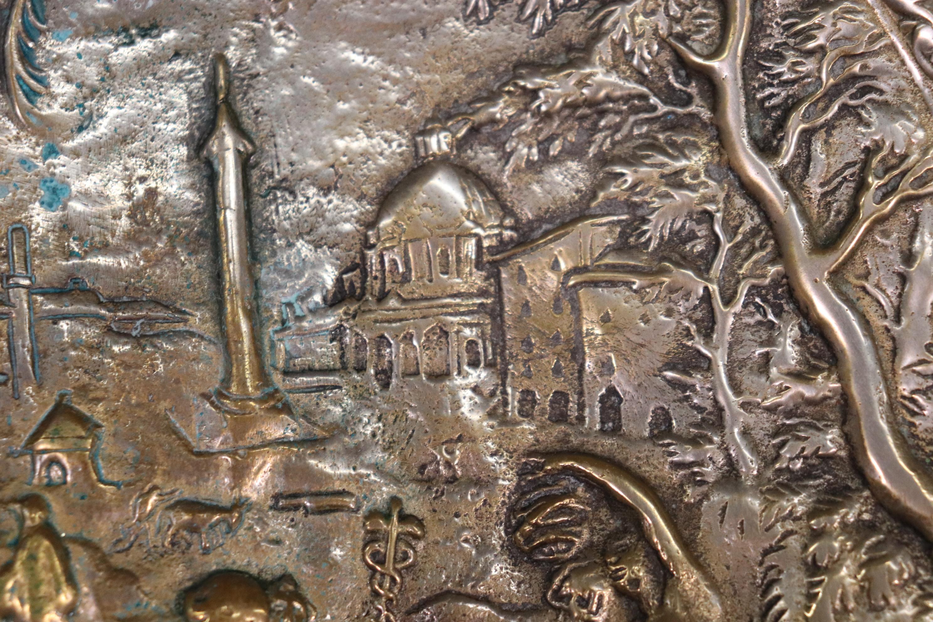 Antiker figuraler Repousse-Kartentisch aus Messing und Bronze von hoher Qualität im Angebot 9