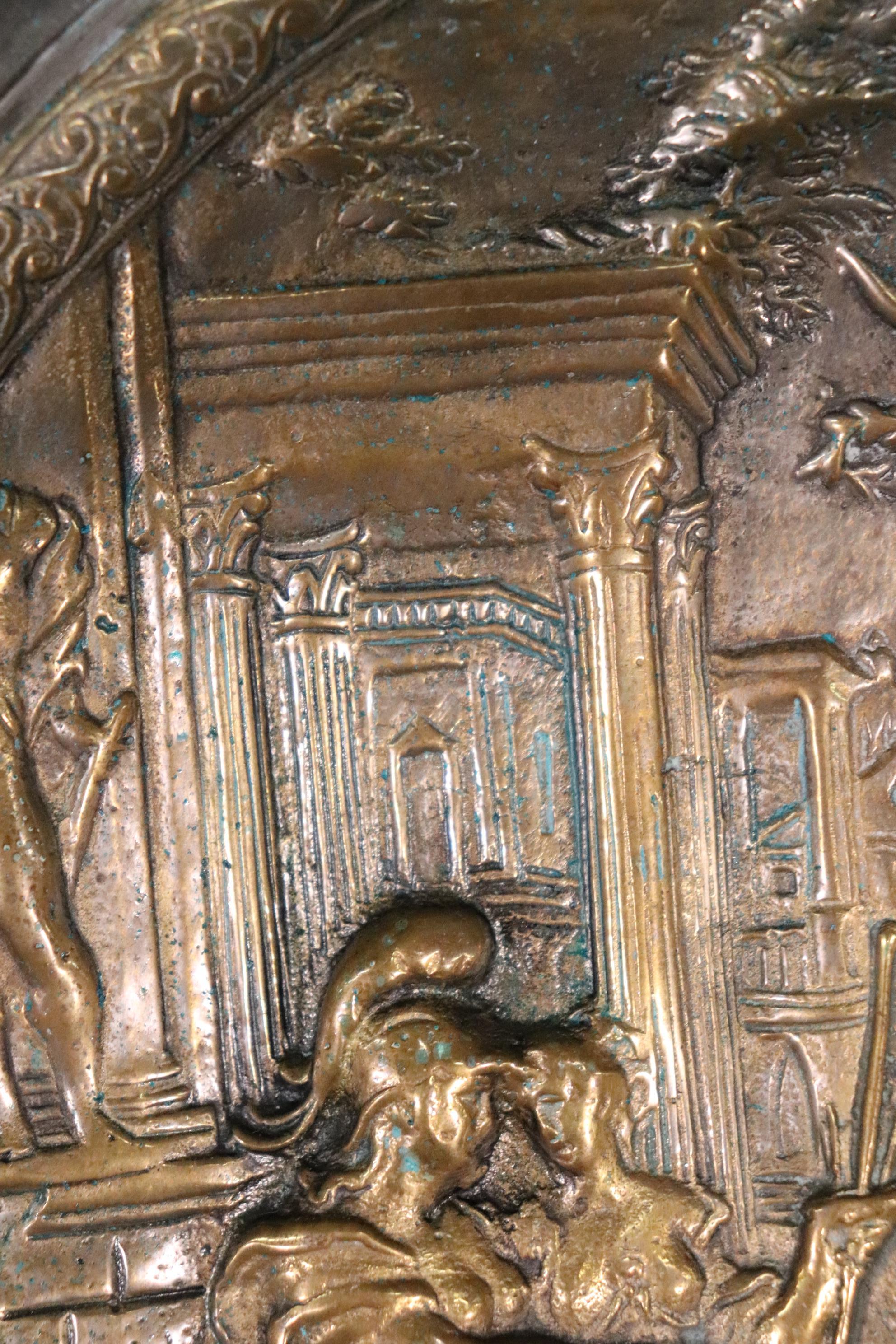 Antiker figuraler Repousse-Kartentisch aus Messing und Bronze von hoher Qualität im Angebot 11