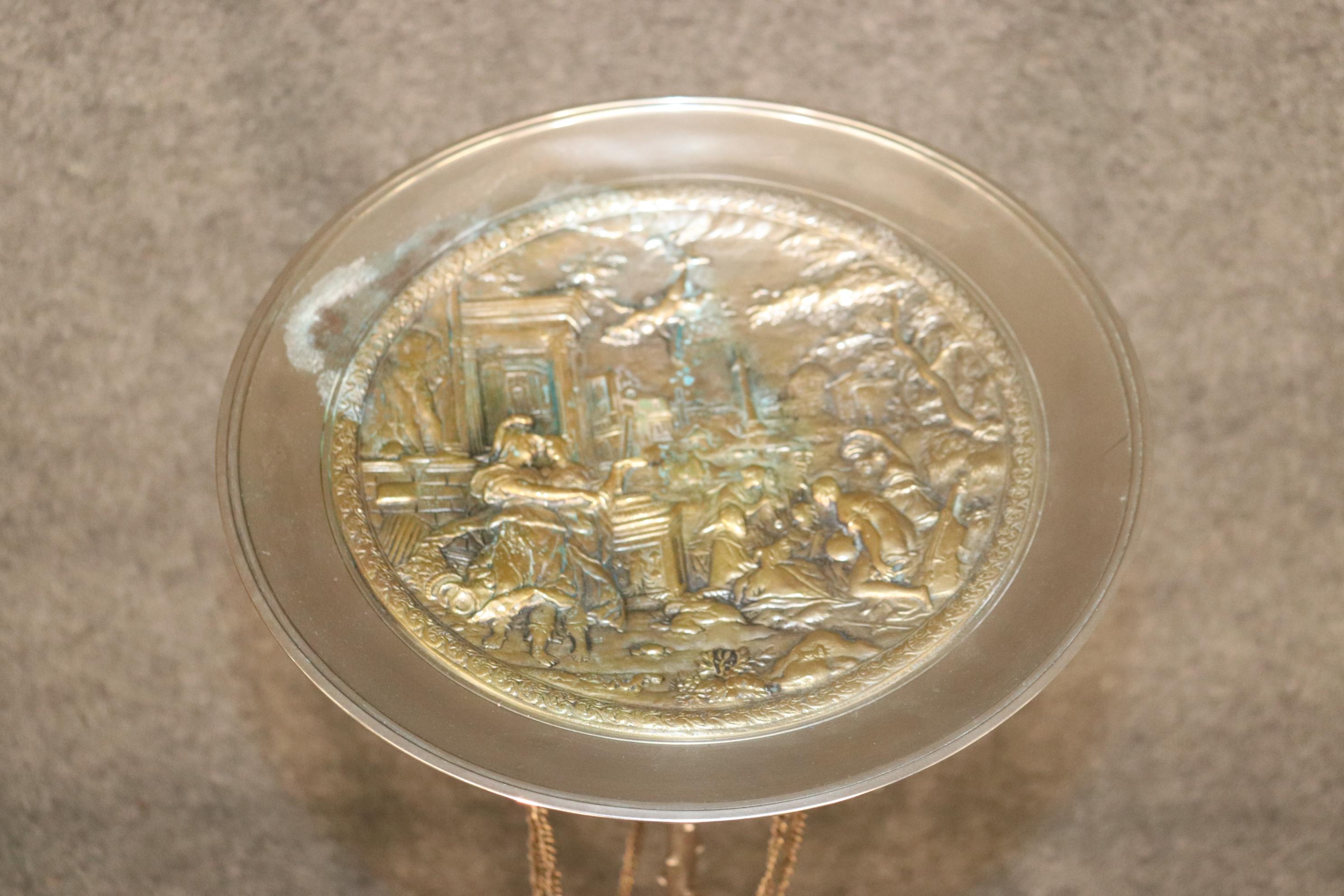 Antiker figuraler Repousse-Kartentisch aus Messing und Bronze von hoher Qualität (Französisch) im Angebot