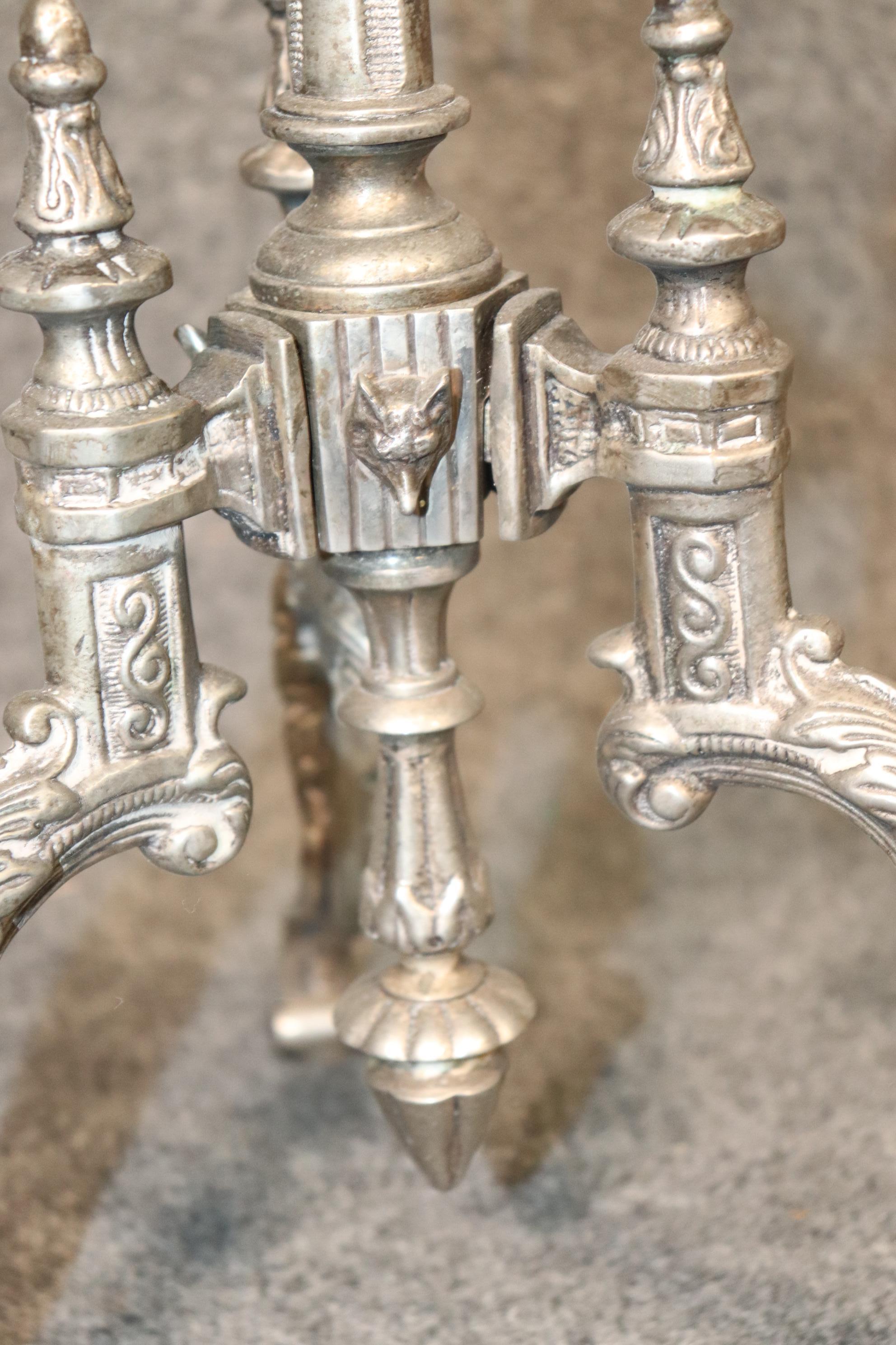 Moulage Table à cartes de visite de qualité en laiton et bronze antiques à figures repoussées en vente