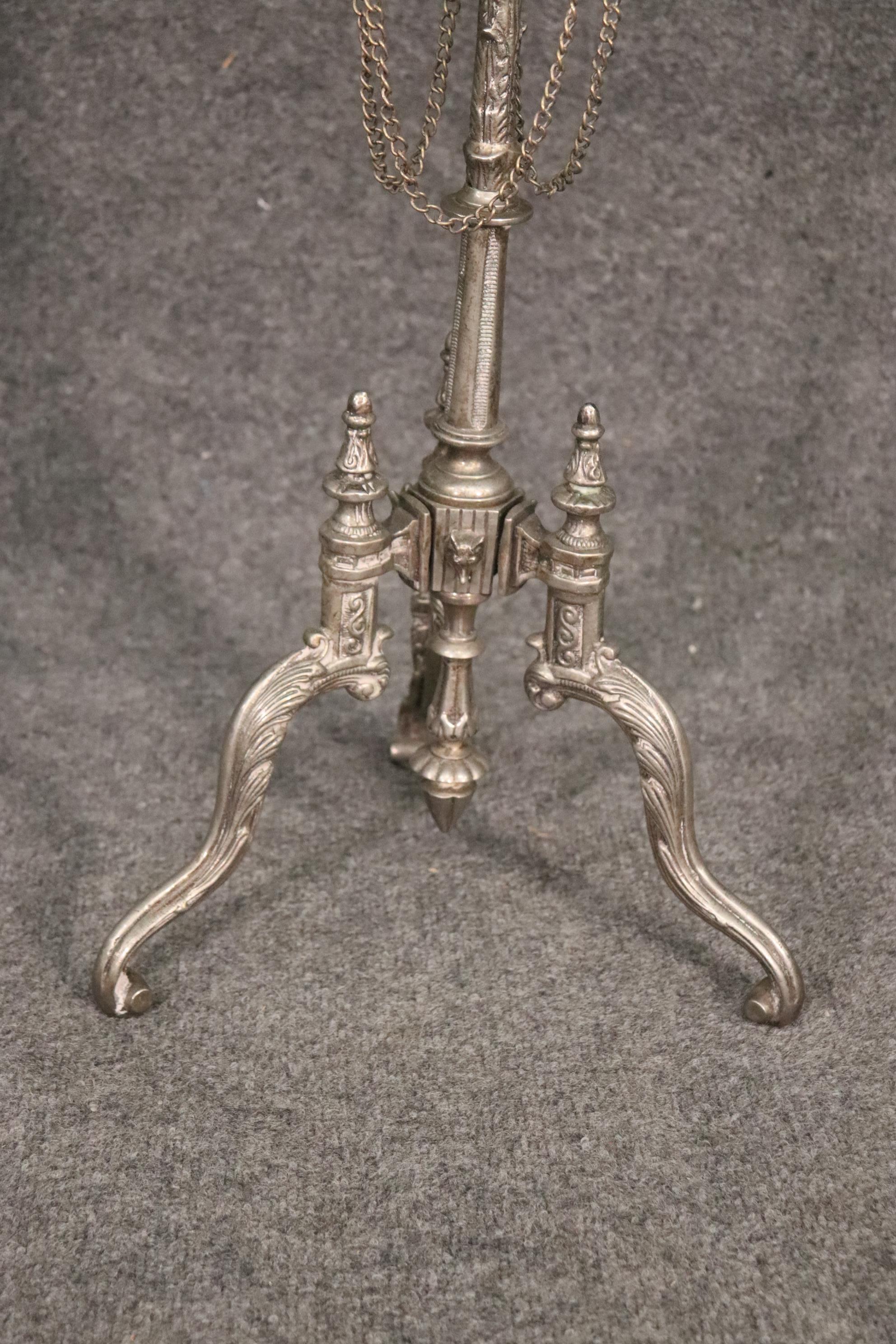 Antiker figuraler Repousse-Kartentisch aus Messing und Bronze von hoher Qualität (Spätes 19. Jahrhundert) im Angebot