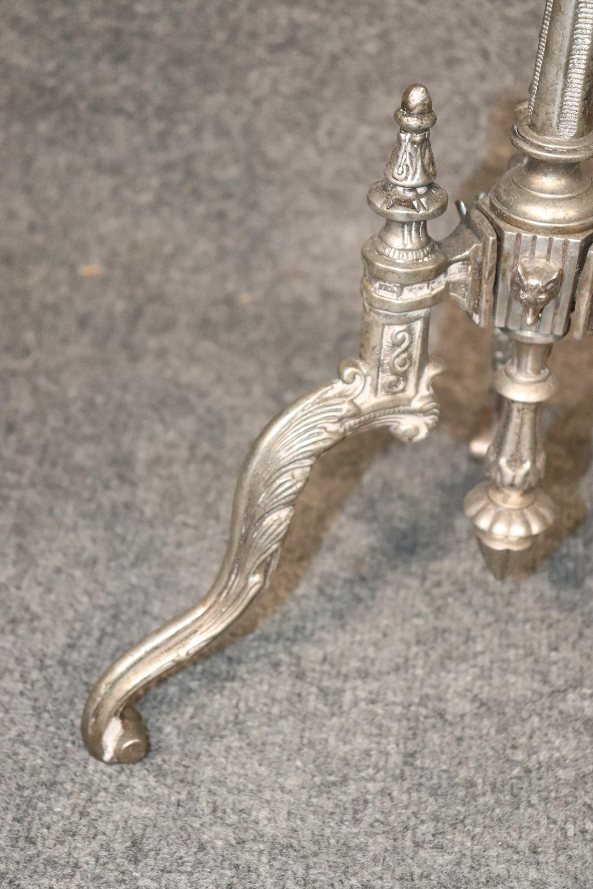 Antiker figuraler Repousse-Kartentisch in hoher Qualität aus Messing und Bronze im Zustand „Gut“ im Angebot in Swedesboro, NJ