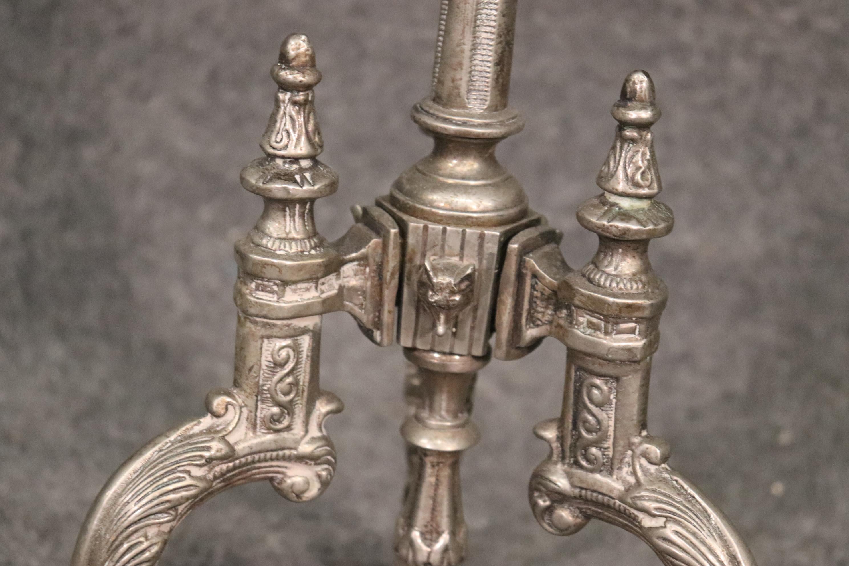 Antiker figuraler Repousse-Kartentisch aus Messing und Bronze von hoher Qualität im Angebot 2