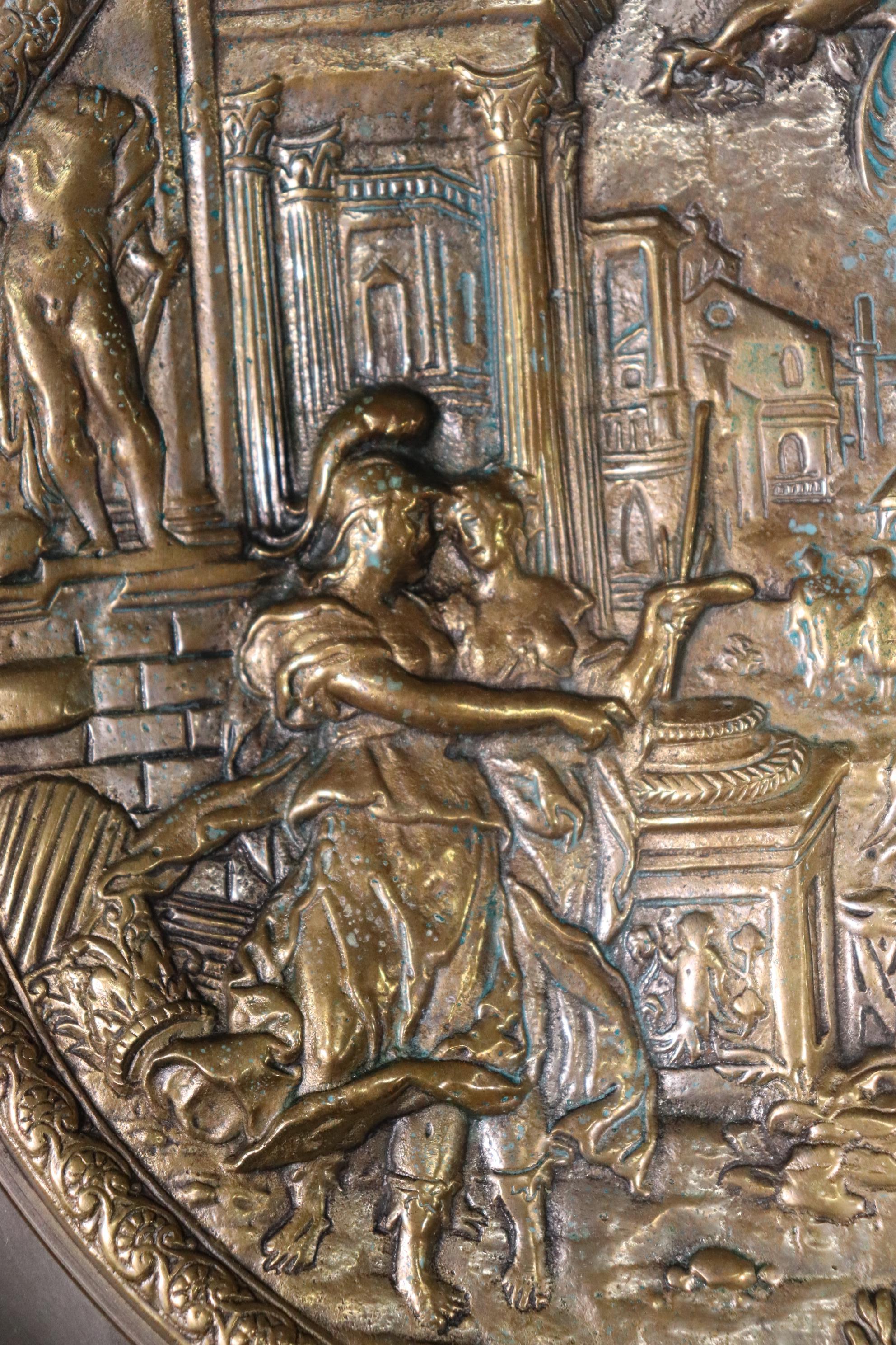 Table à cartes de visite de qualité en laiton et bronze antiques à figures repoussées en vente 1
