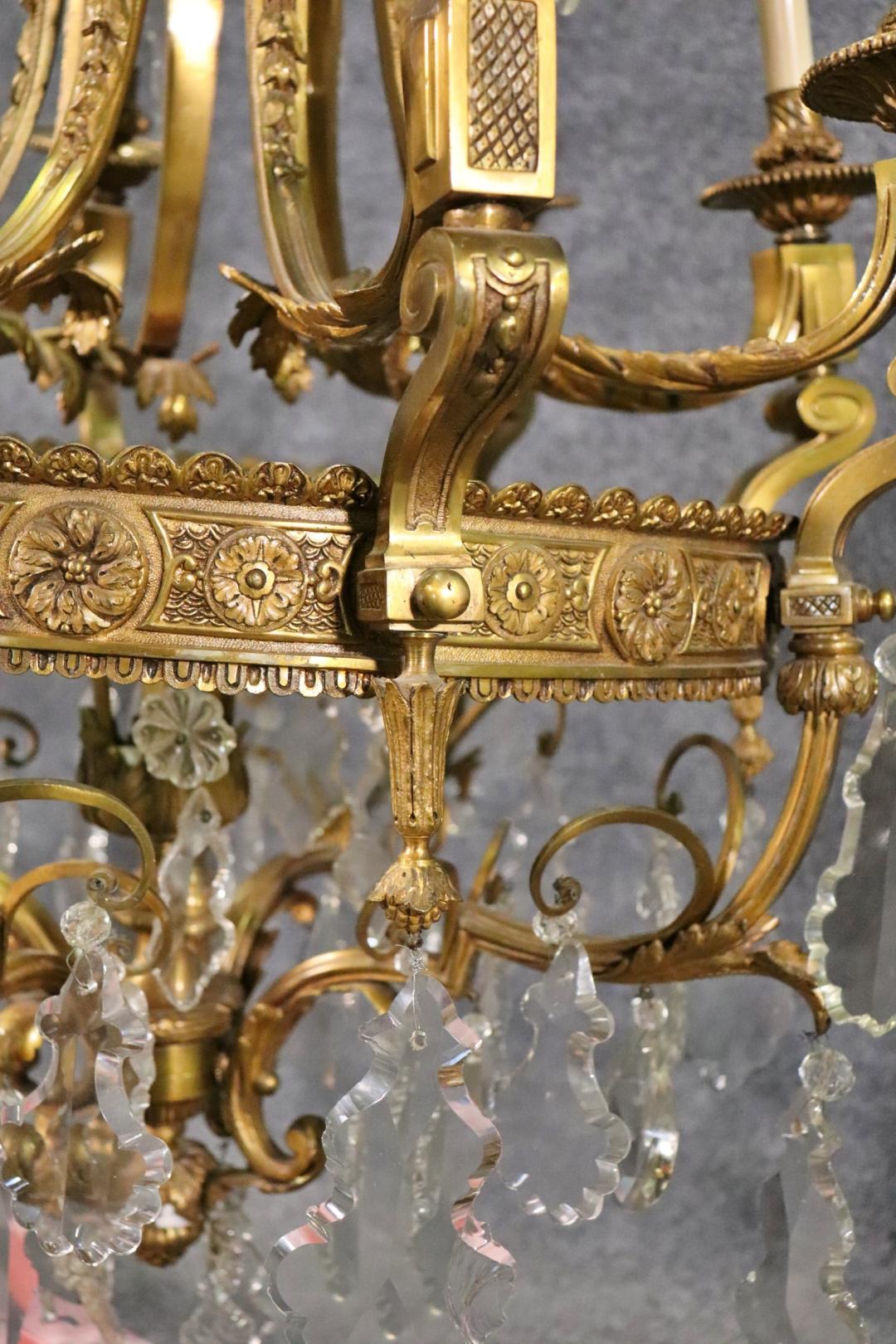Lampadario francese in stile Luigi XV, in bronzo e cristallo autentico di alta qualità in vendita 4