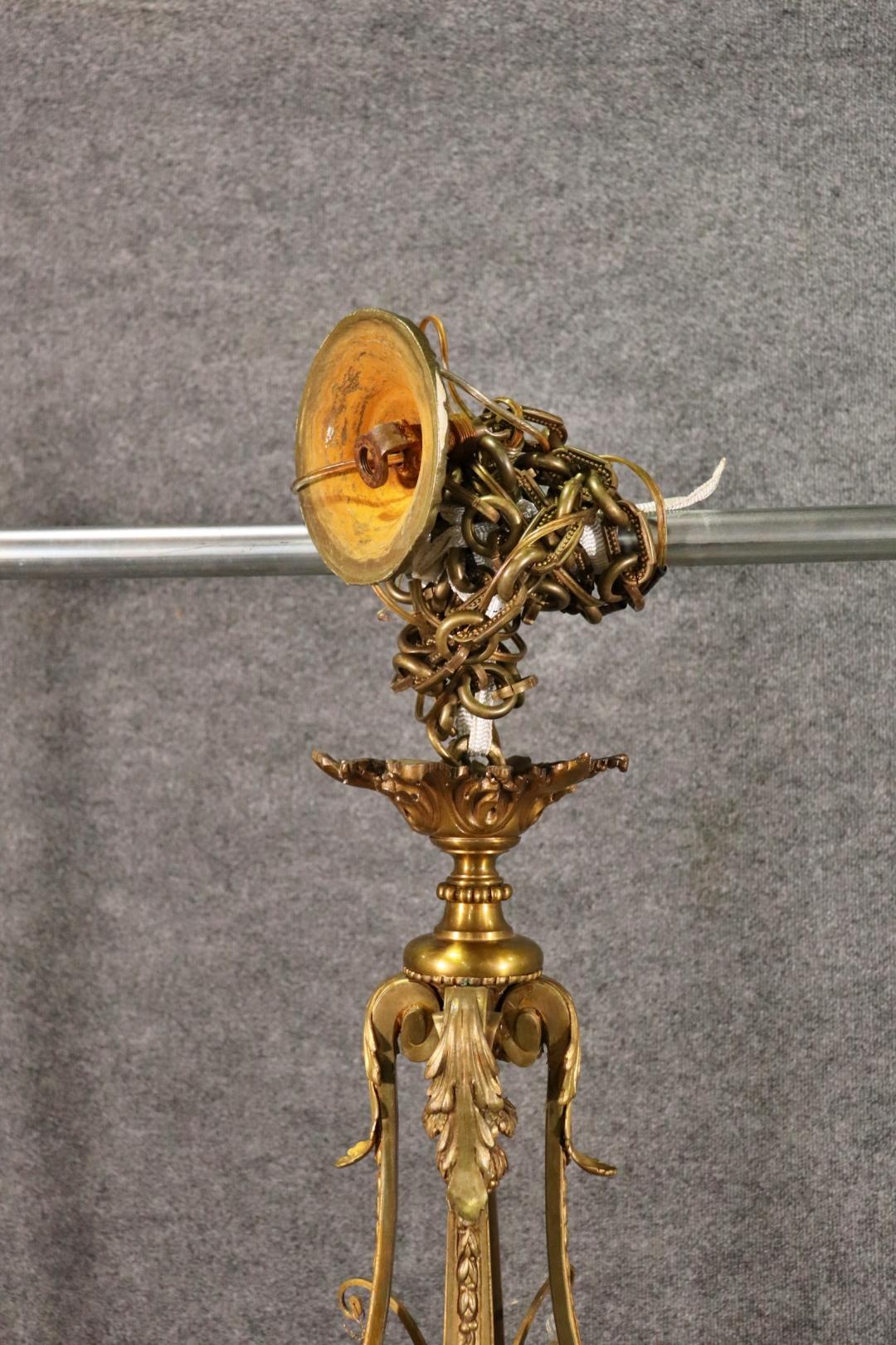 Lampadario francese in stile Luigi XV, in bronzo e cristallo autentico di alta qualità In condizioni buone in vendita a Swedesboro, NJ