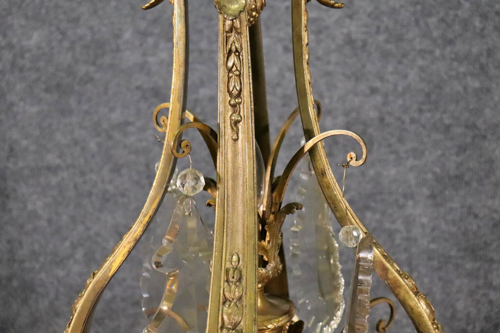 Metà XX secolo Lampadario francese in stile Luigi XV, in bronzo e cristallo autentico di alta qualità in vendita