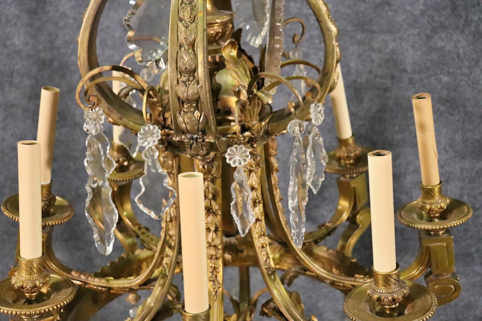 Bronzo Lampadario francese in stile Luigi XV, in bronzo e cristallo autentico di alta qualità in vendita