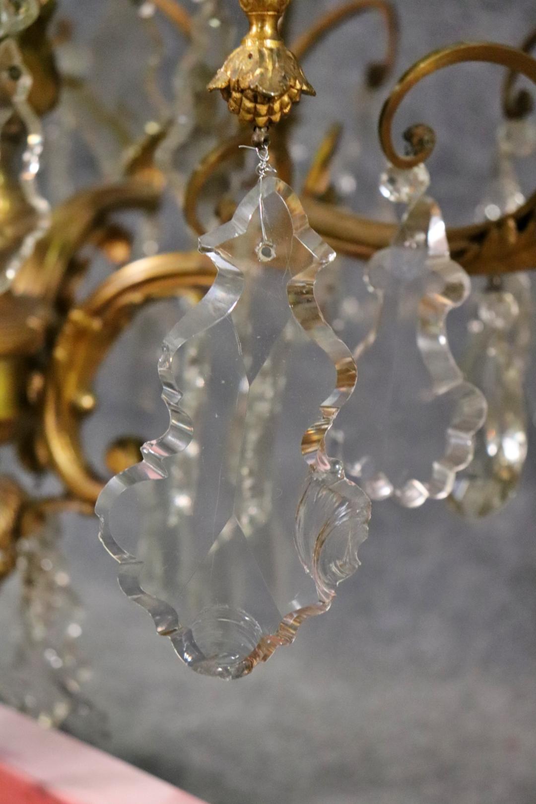 Lampadario francese in stile Luigi XV, in bronzo e cristallo autentico di alta qualità in vendita 3
