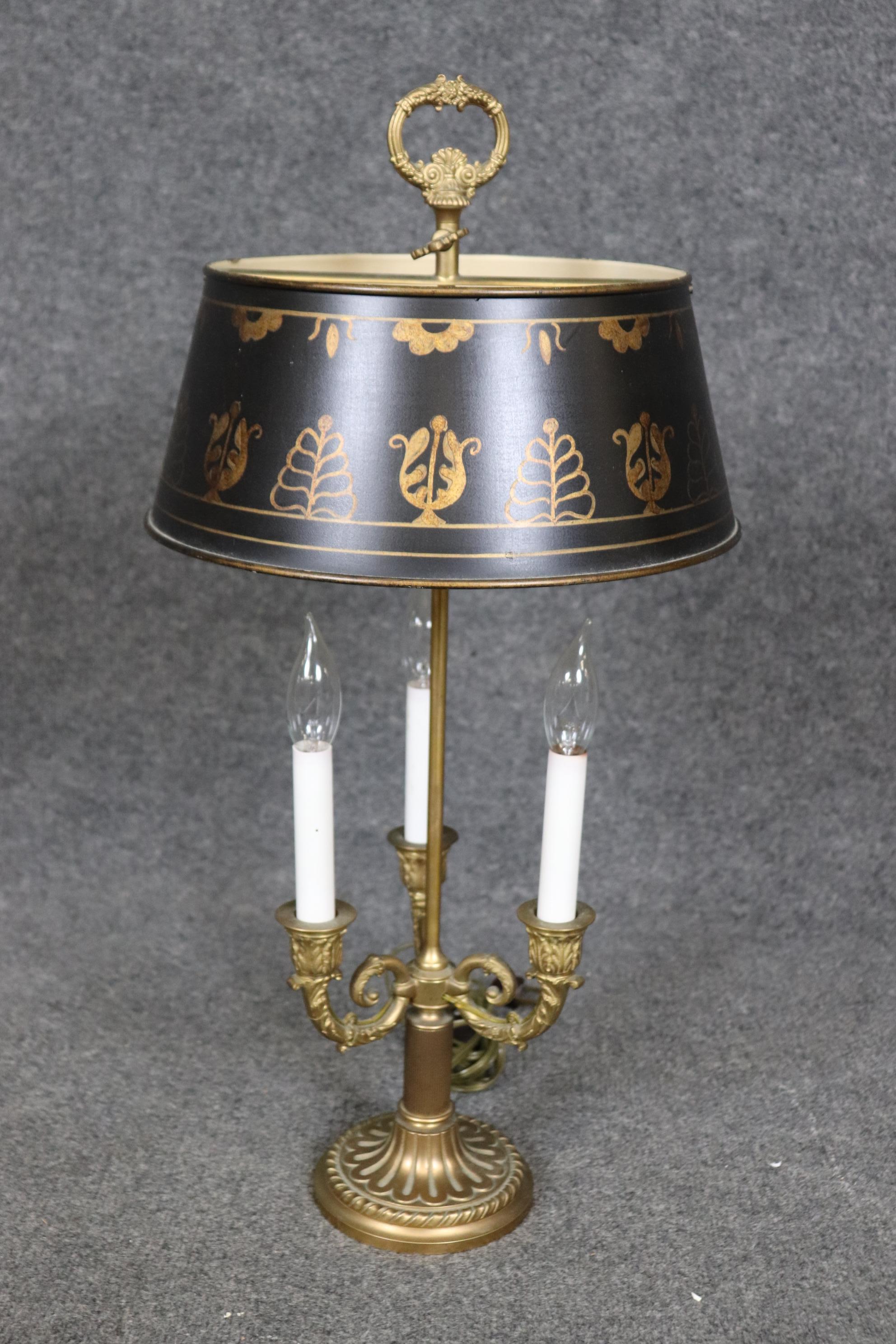 Mesure 26,5 de haut x 13 de diamètre. Bon état d'usage. Aucun problème majeur. Datant des années 1920-30, il est français. 