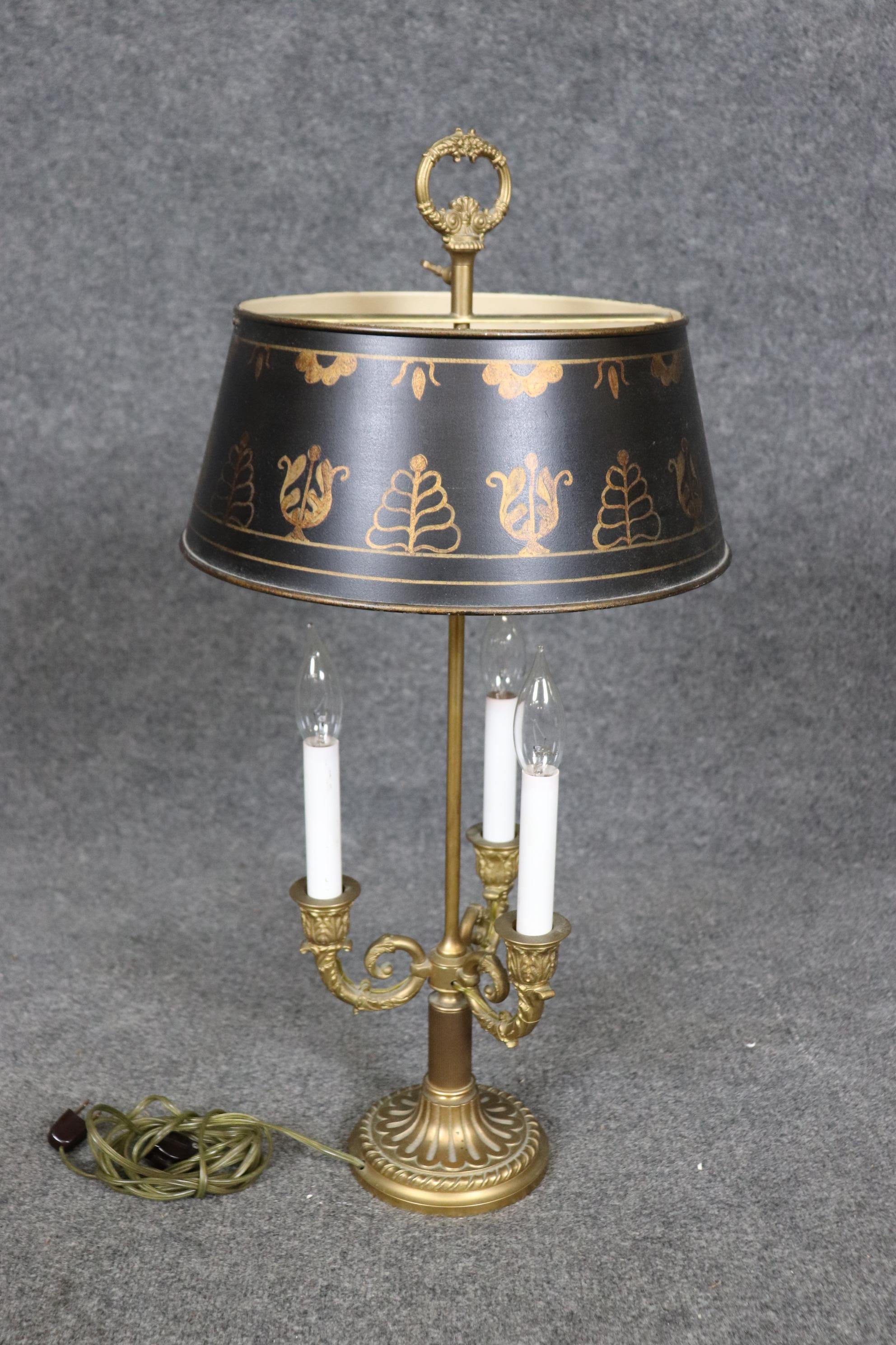 Français Lampe de table bouillotte de qualité supérieure en bronze, laiton et métal peint en tôle en vente