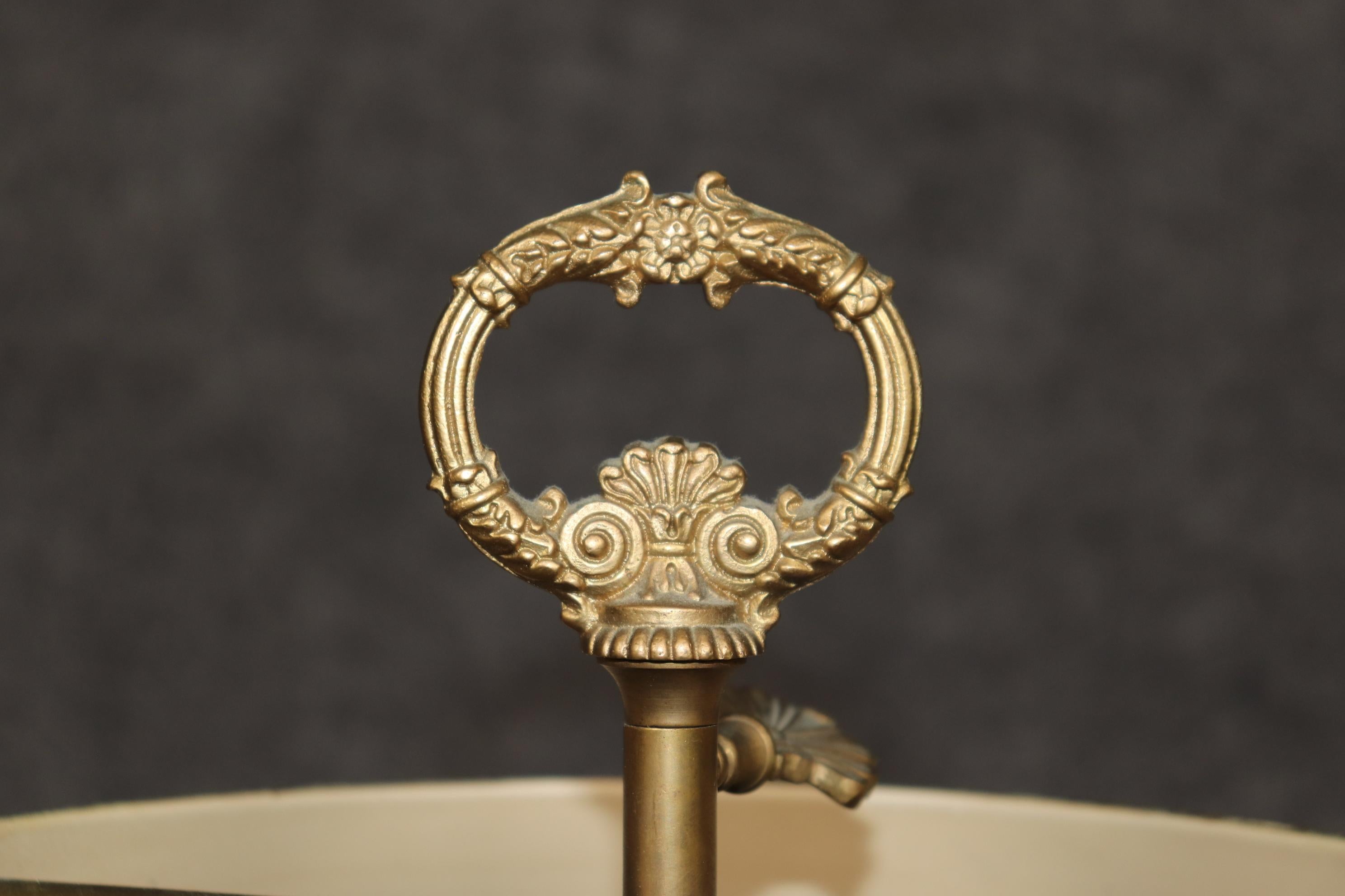 Milieu du XXe siècle Lampe de table bouillotte de qualité supérieure en bronze, laiton et métal peint en tôle en vente