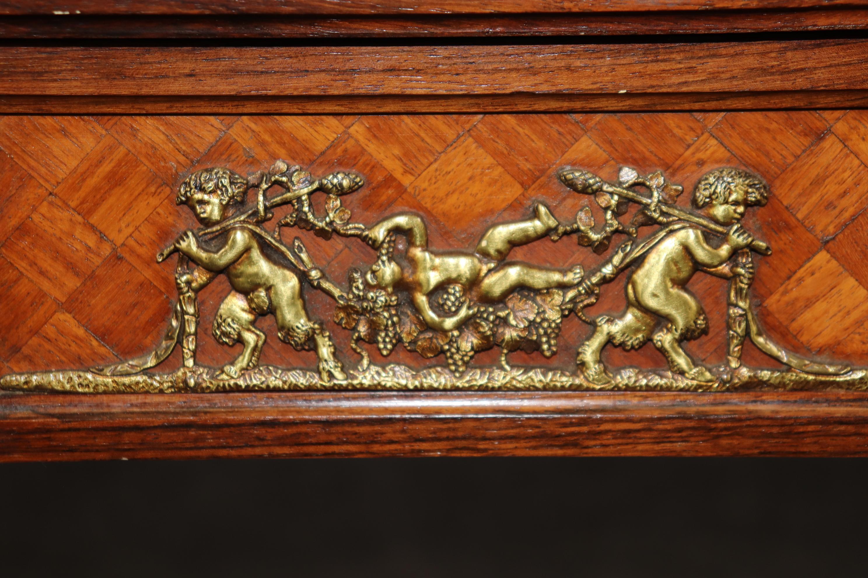 Feine Qualität Bronze montiert Cherubs Putten Marketerie eingelegt Kingwood Schreibtisch (Louis XVI.) im Angebot