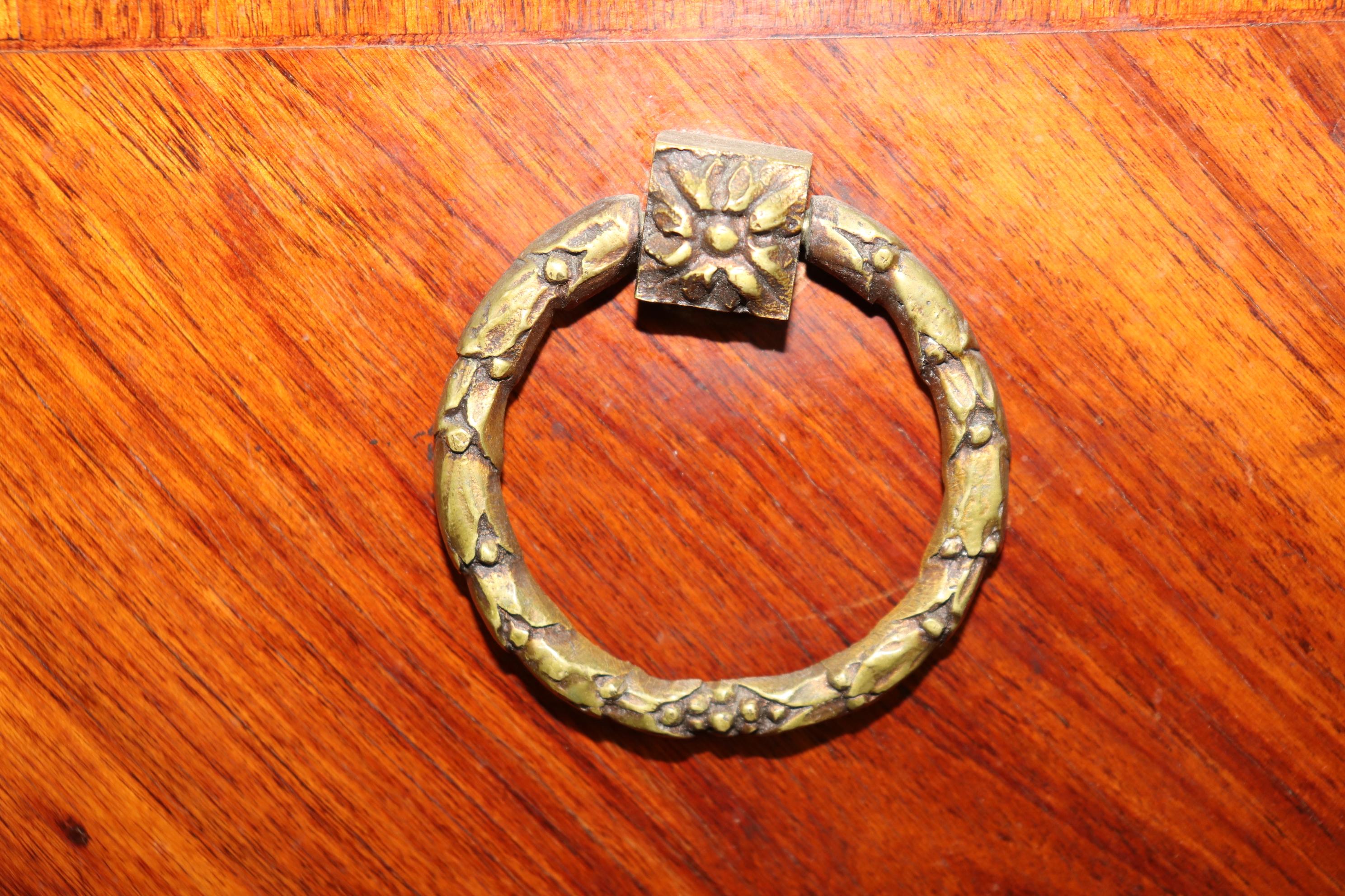Commode française de qualité avec plateau en marbre monté sur bronze, à la manière de Paul Sormani en vente 3