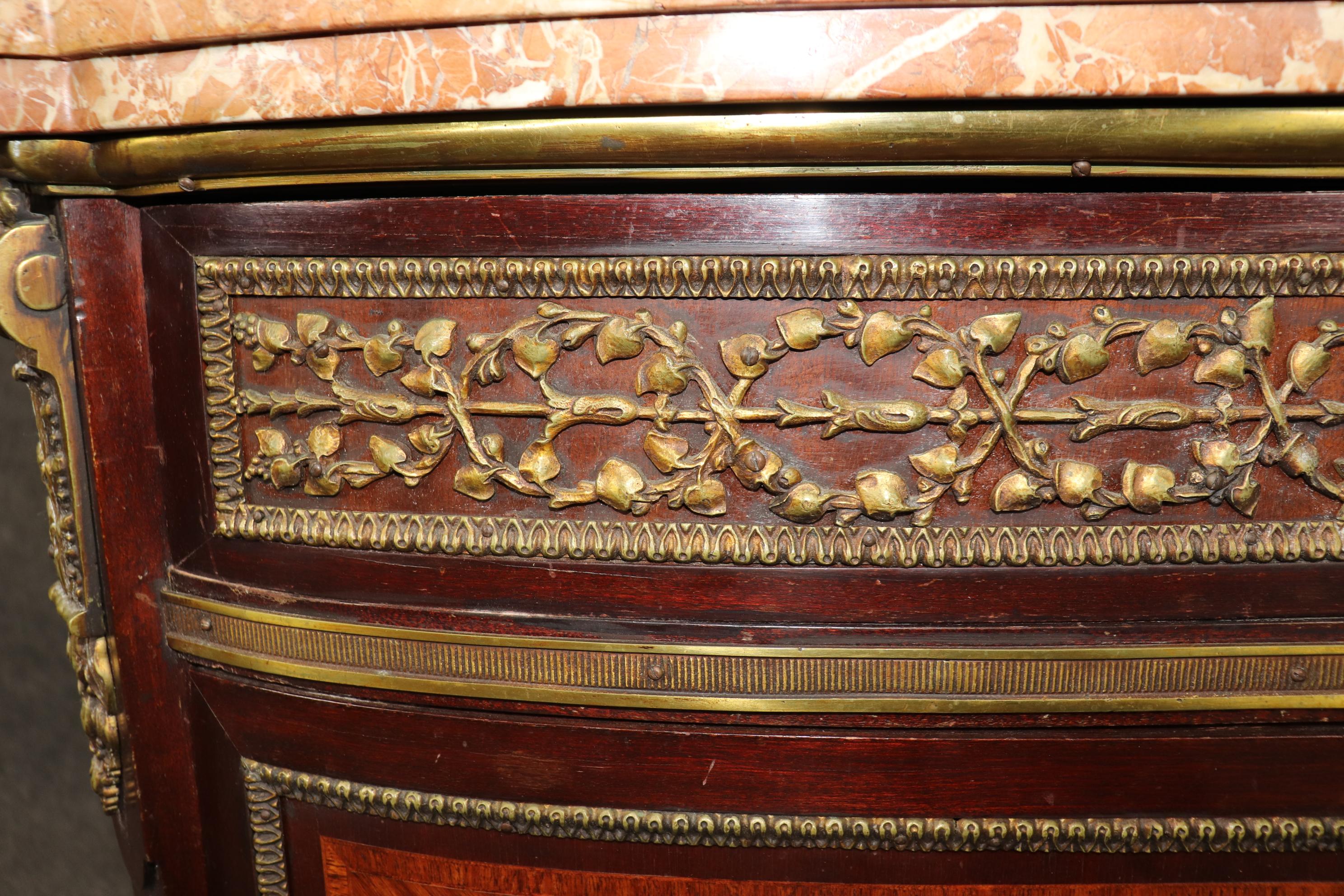 Commode française de qualité avec plateau en marbre monté sur bronze, à la manière de Paul Sormani en vente 4