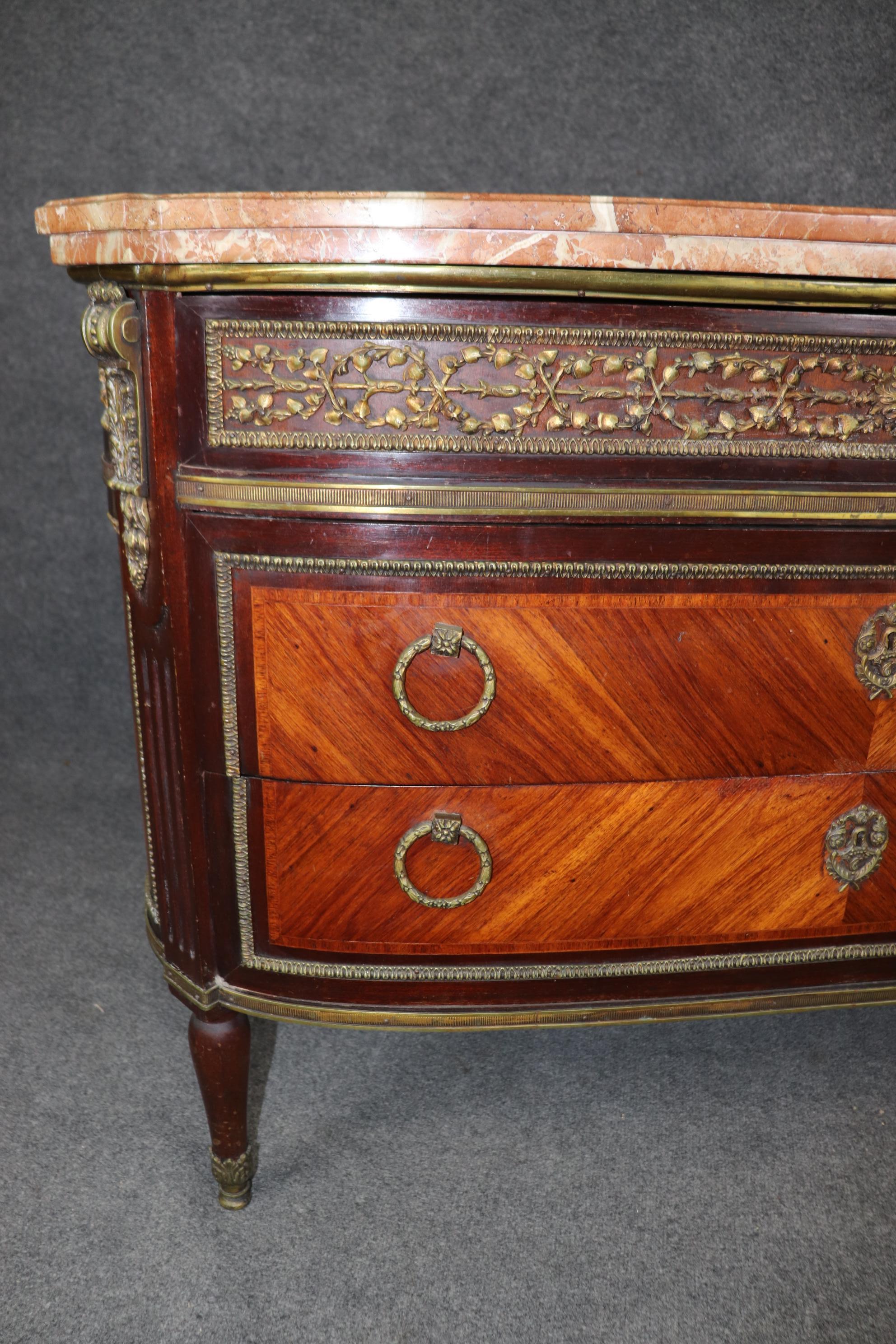 Commode française de qualité avec plateau en marbre monté sur bronze, à la manière de Paul Sormani en vente 5